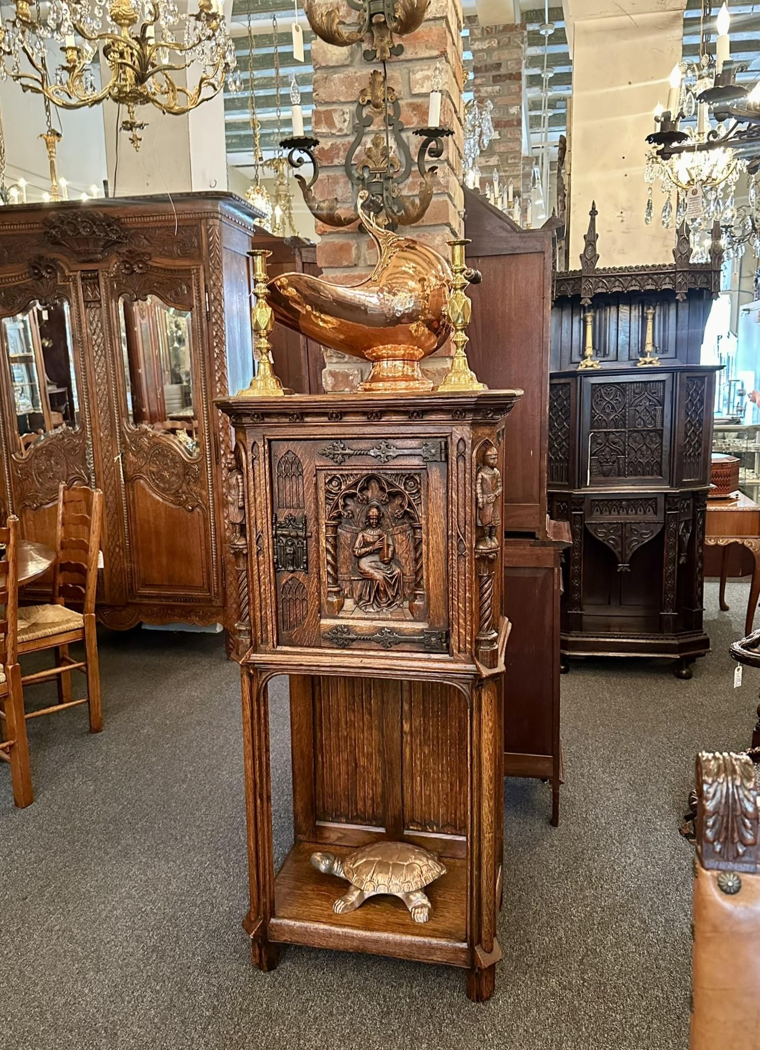 Antiker englischer gotischer Schrank aus geschnitzter Eiche mit einer Tür, ca. 1870er Jahre. im Angebot 7