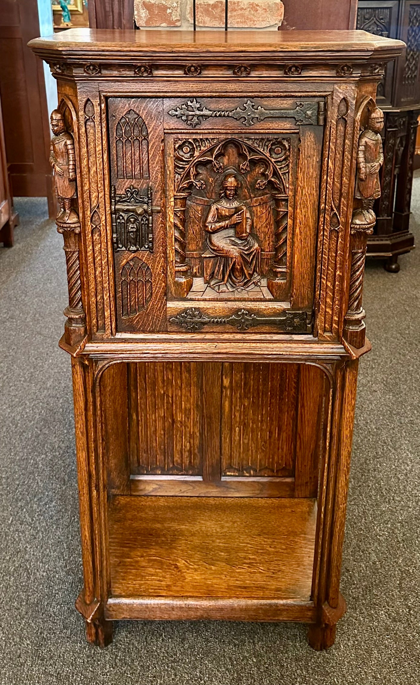 Antiker englischer gotischer Schrank aus geschnitzter Eiche mit einer Tür, ca. 1870er Jahre. (Englisch) im Angebot