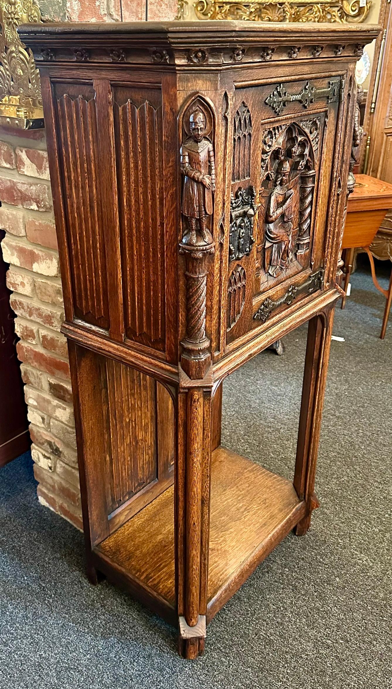 Antiker englischer gotischer Schrank aus geschnitzter Eiche mit einer Tür, ca. 1870er Jahre. im Zustand „Gut“ im Angebot in New Orleans, LA
