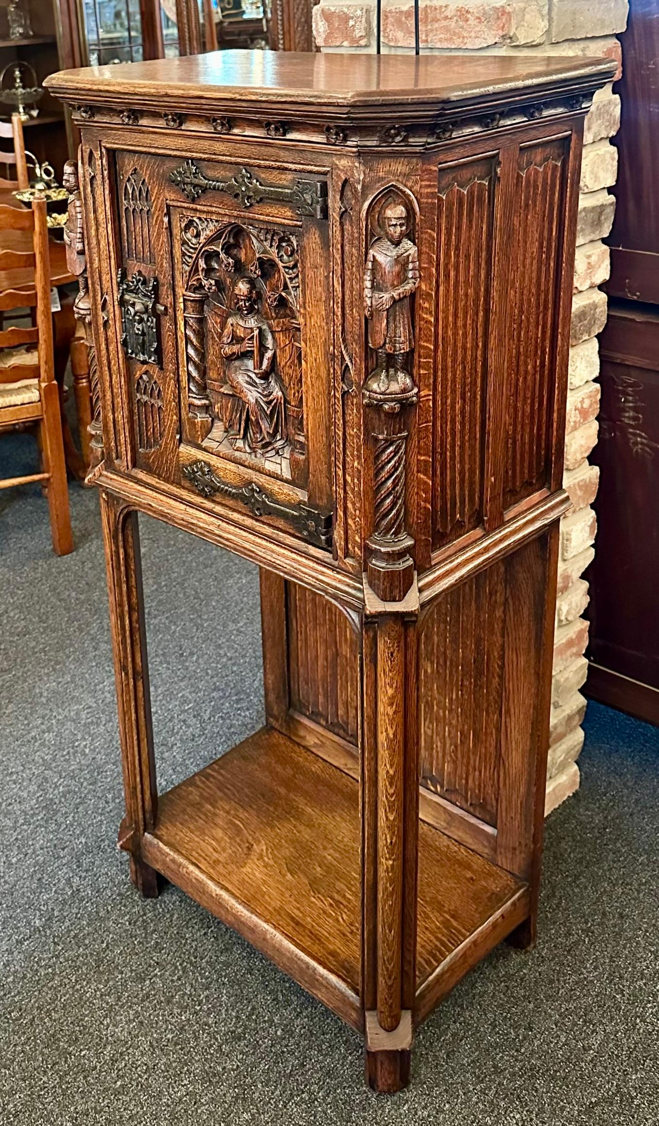 Antiker englischer gotischer Schrank aus geschnitzter Eiche mit einer Tür, ca. 1870er Jahre. (19. Jahrhundert) im Angebot