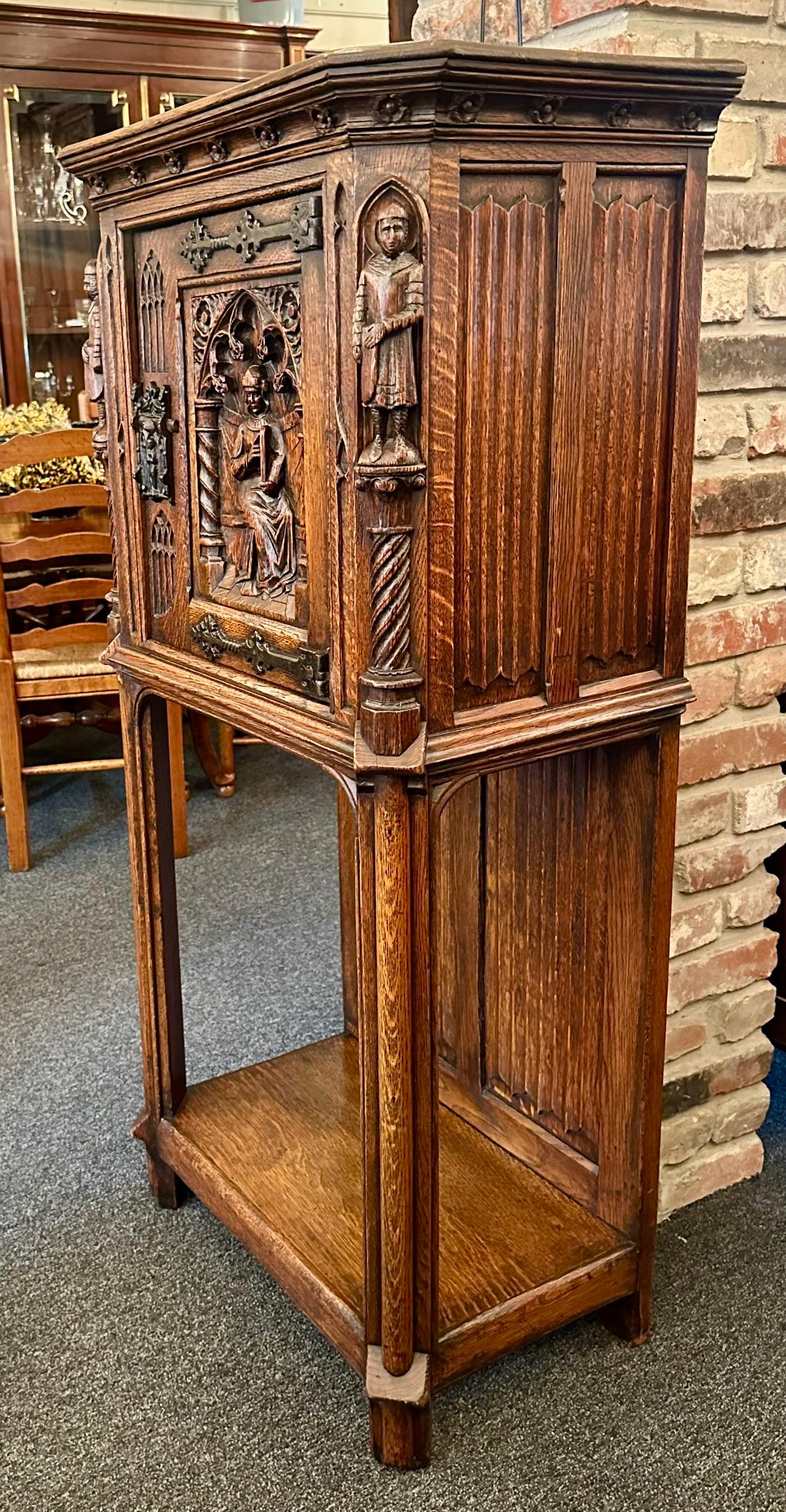 Antiker englischer gotischer Schrank aus geschnitzter Eiche mit einer Tür, ca. 1870er Jahre. (Eichenholz) im Angebot
