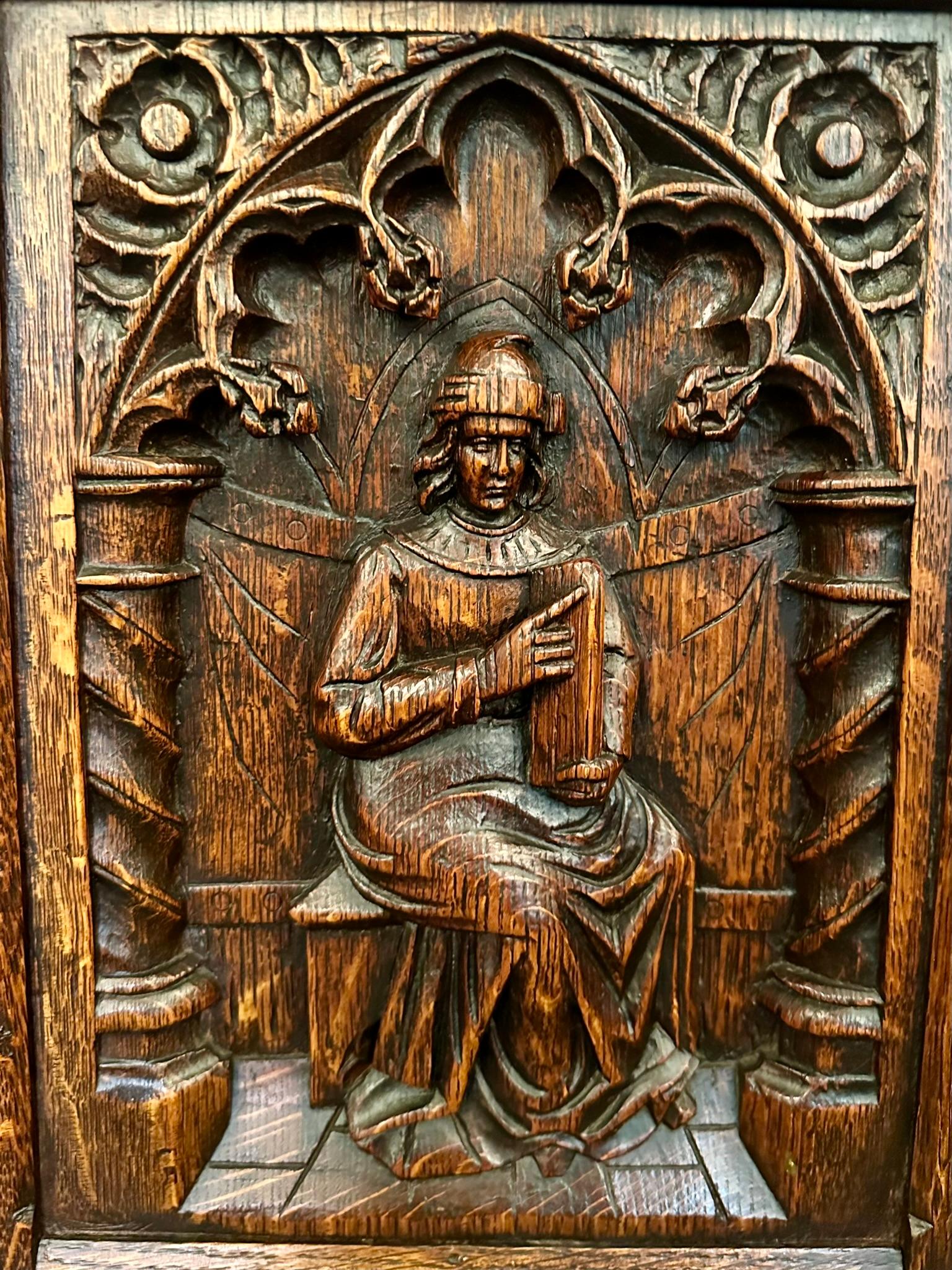 Antiker englischer gotischer Schrank aus geschnitzter Eiche mit einer Tür, ca. 1870er Jahre. im Angebot 3