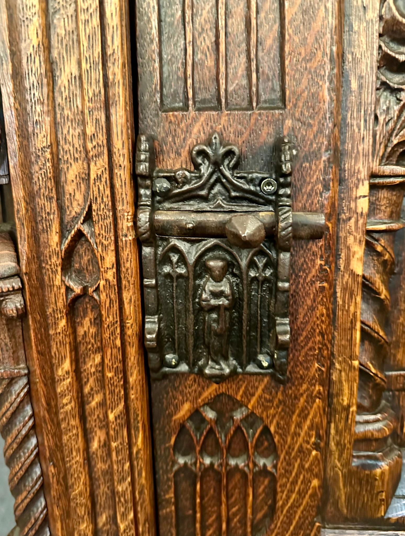Antiker englischer gotischer Schrank aus geschnitzter Eiche mit einer Tür, ca. 1870er Jahre. im Angebot 4