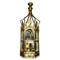 Antigua linterna gótica inglesa de bronce dorado, circa 1900.