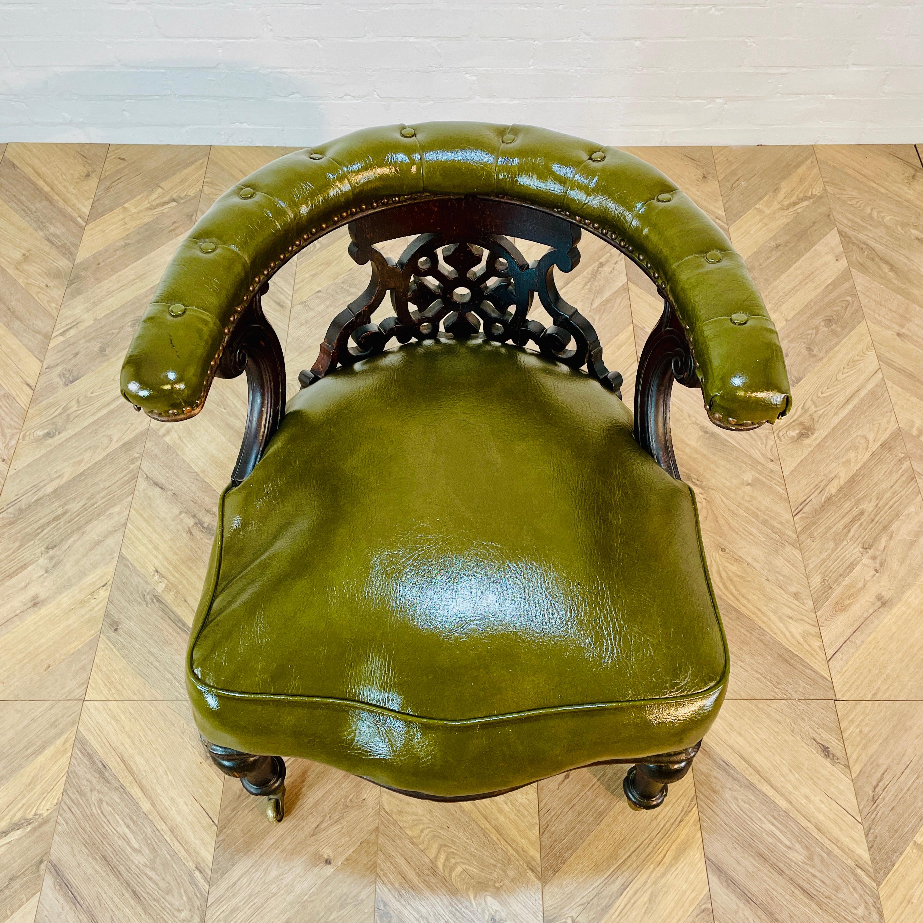Chaise de bibliothèque/de bureau anglaise ancienne de bonne qualité en acajou et cuir vert sur roulettes en laiton, vers le 19e siècle.

La chaise est super confortable et le revêtement en cuir est en très bon état, sans déchirures.

La chaise