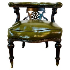 Antiguo sillón inglés de biblioteca de cuero verde con ruedas, Siglo XIX