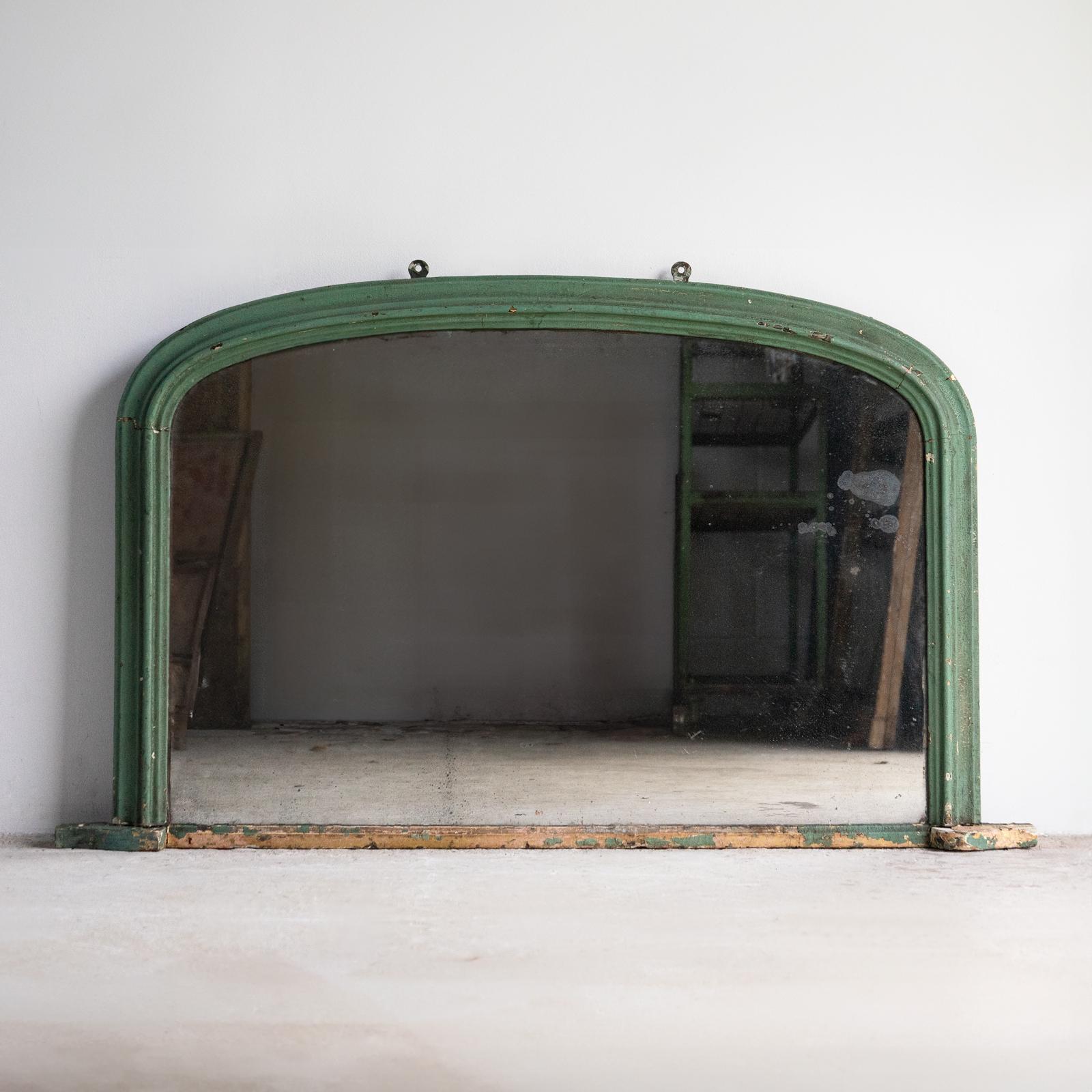 SPECCHIO DA PARETE ANTICO VITTORIANO 

Ha una forma ad arco con semplici dettagli modanati ed è stata dipinta con un attraente verde viridiano pallido, che si è naturalmente consumato con grande effetto decorativo. La superficie presenta una