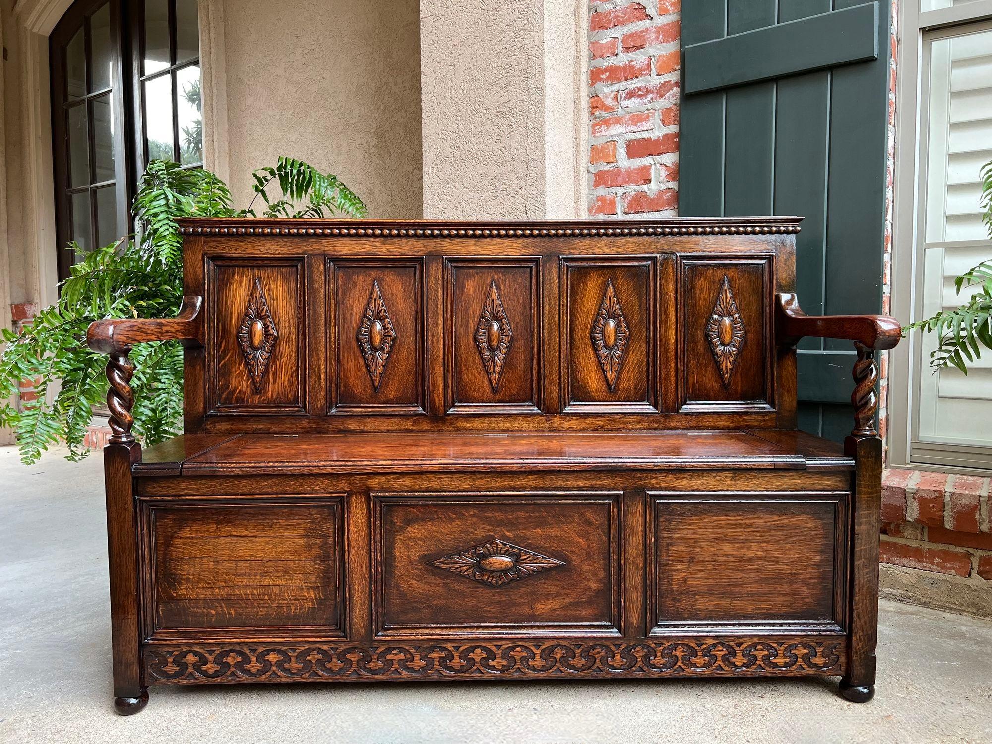 Antike englische Hall Bank geschnitzt Eiche Barley Twist Jacobean Lift Top Settee.

Direkt aus England, eine klassische britische antike Dielenbank oder ein Sofa mit traditionellem Charme und durchgehend jakobinischem Stil.
Wunderschön verziert mit