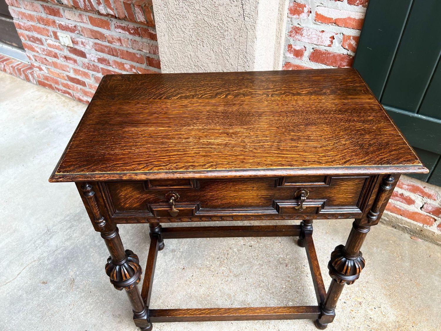 Ancienne table de salon anglaise en chêne sculpté Jacobean c1920 Bon état - En vente à Shreveport, LA