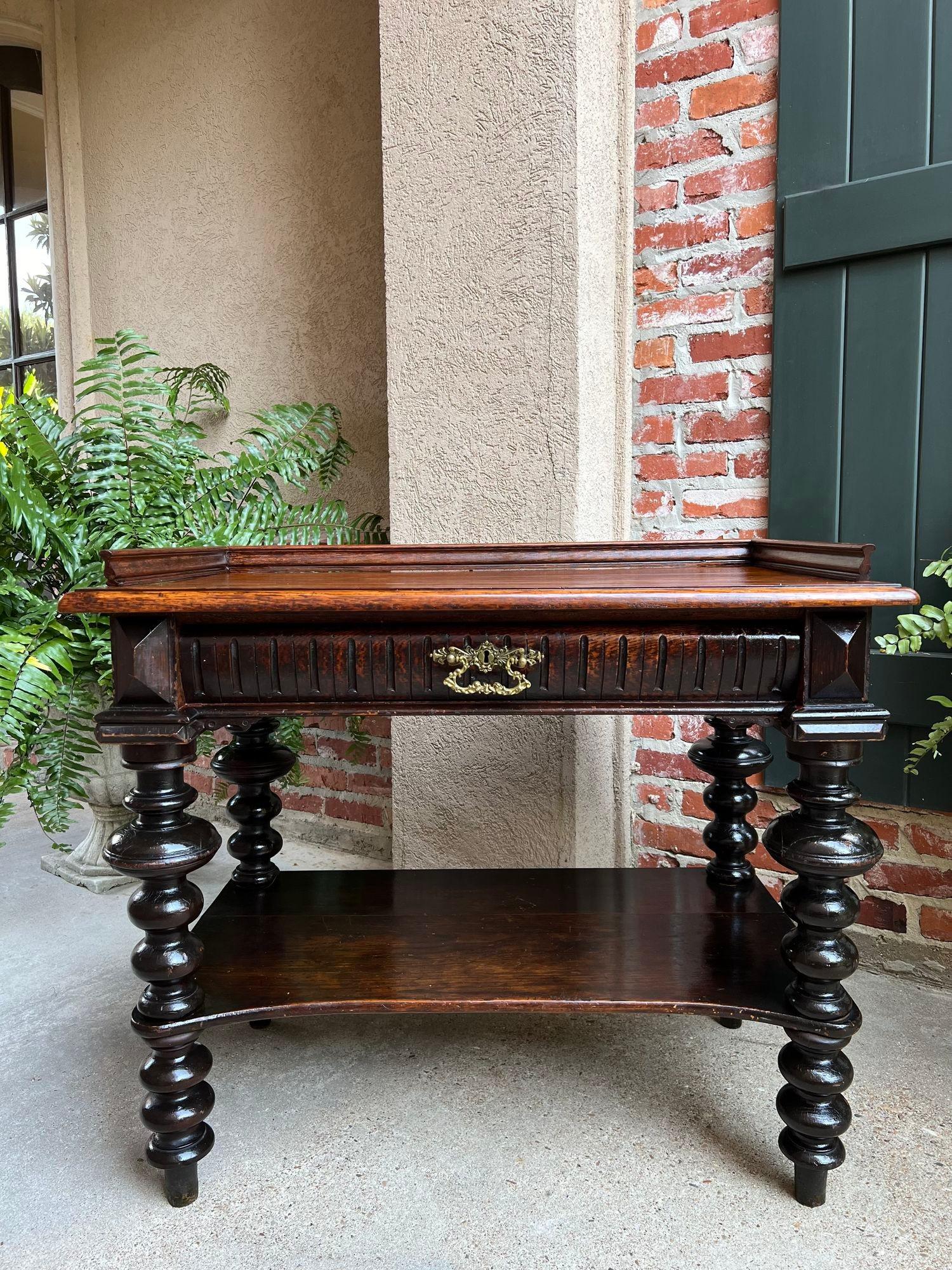 Ancienne table de salon anglaise en chêne sculpté avec pieds bobine, vers 1910 en vente 11