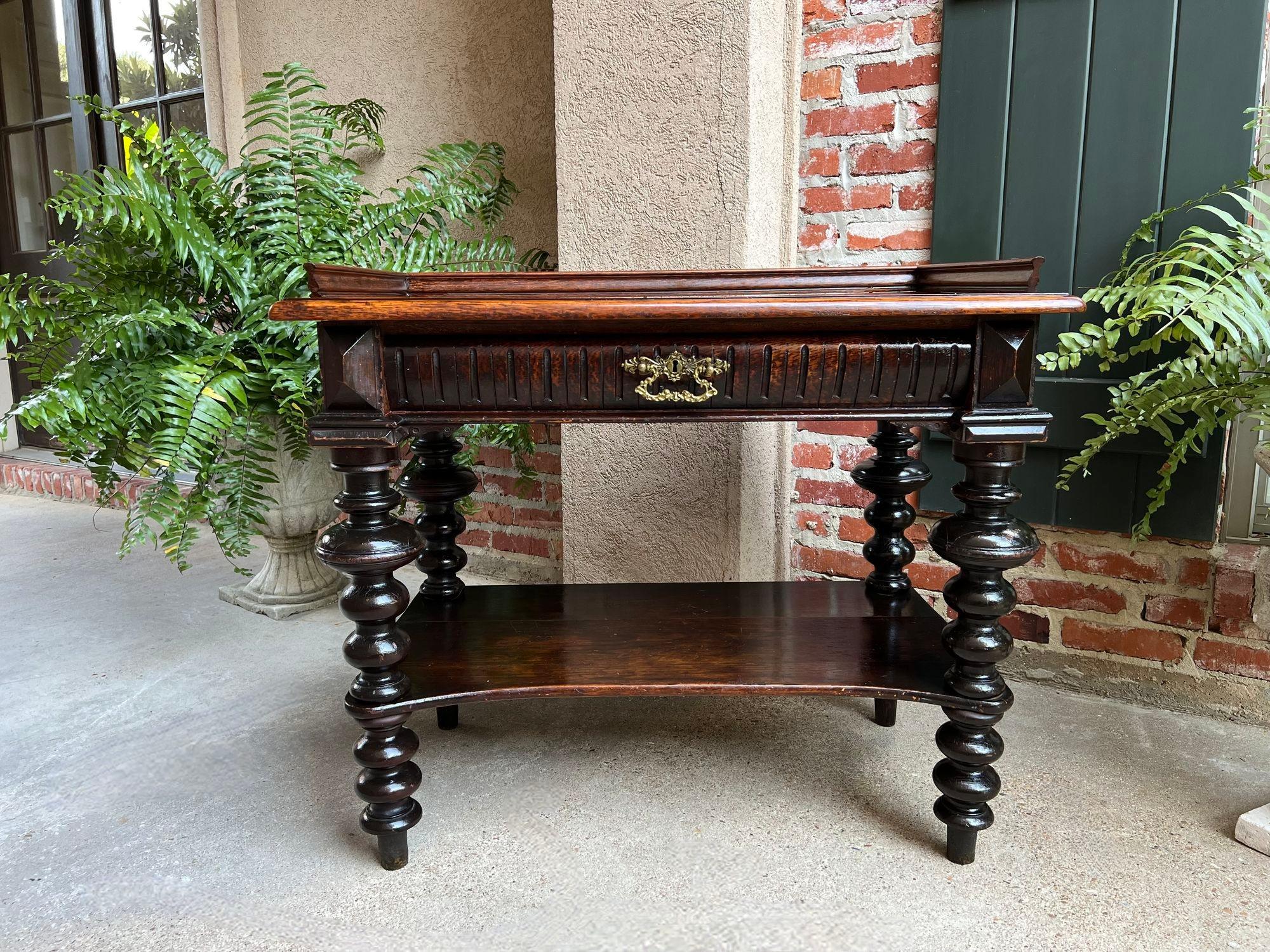 Ancienne table de salon anglaise, buffet en chêne sculpté, pieds en fuseau, vers 1910.

Directement d'Angleterre, une table d'entrée britannique substantielle et ancienne Can avec son grand tiroir central divisé, elle pourrait facilement être