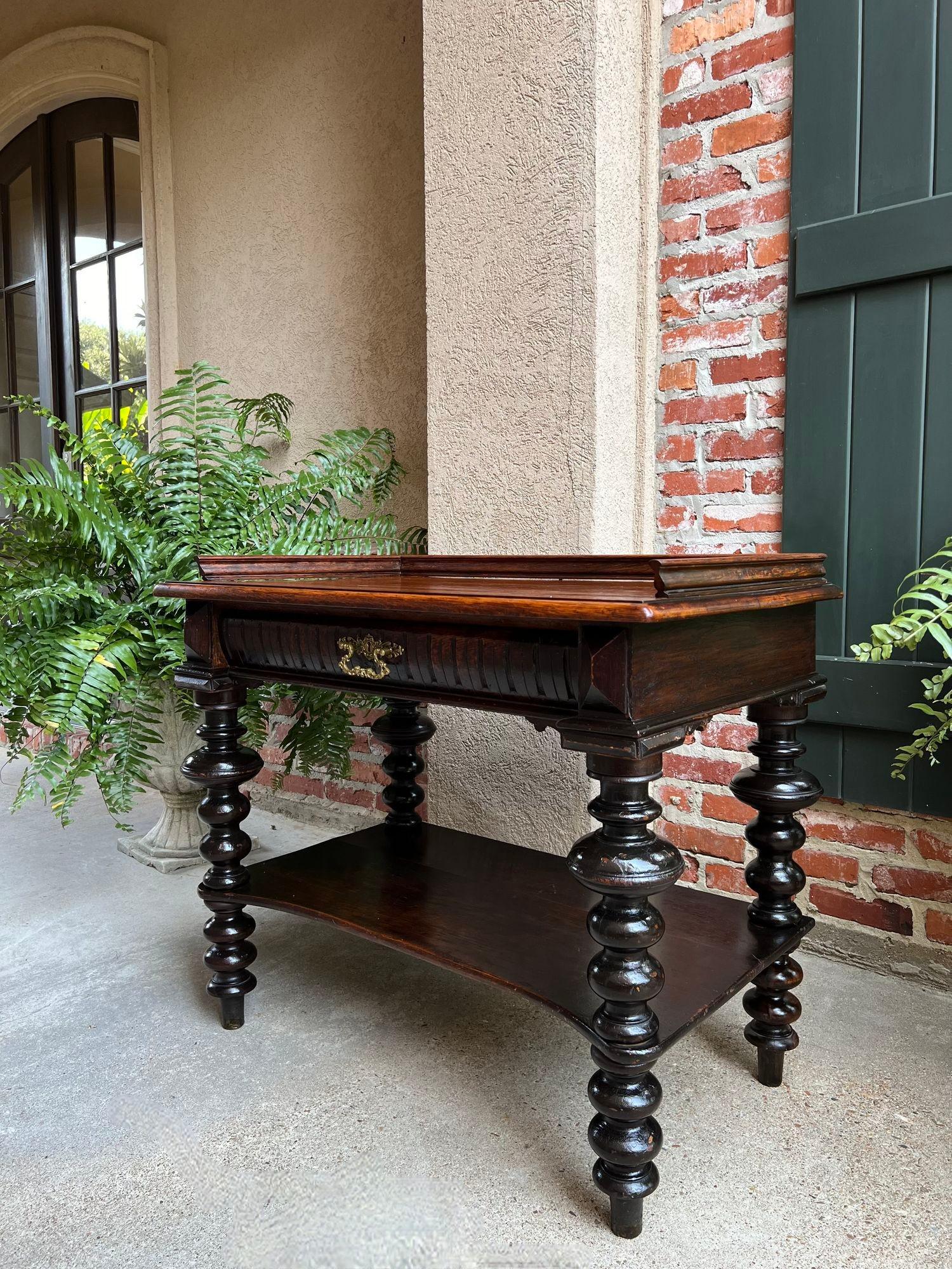 Victorien tardif Ancienne table de salon anglaise en chêne sculpté avec pieds bobine, vers 1910 en vente