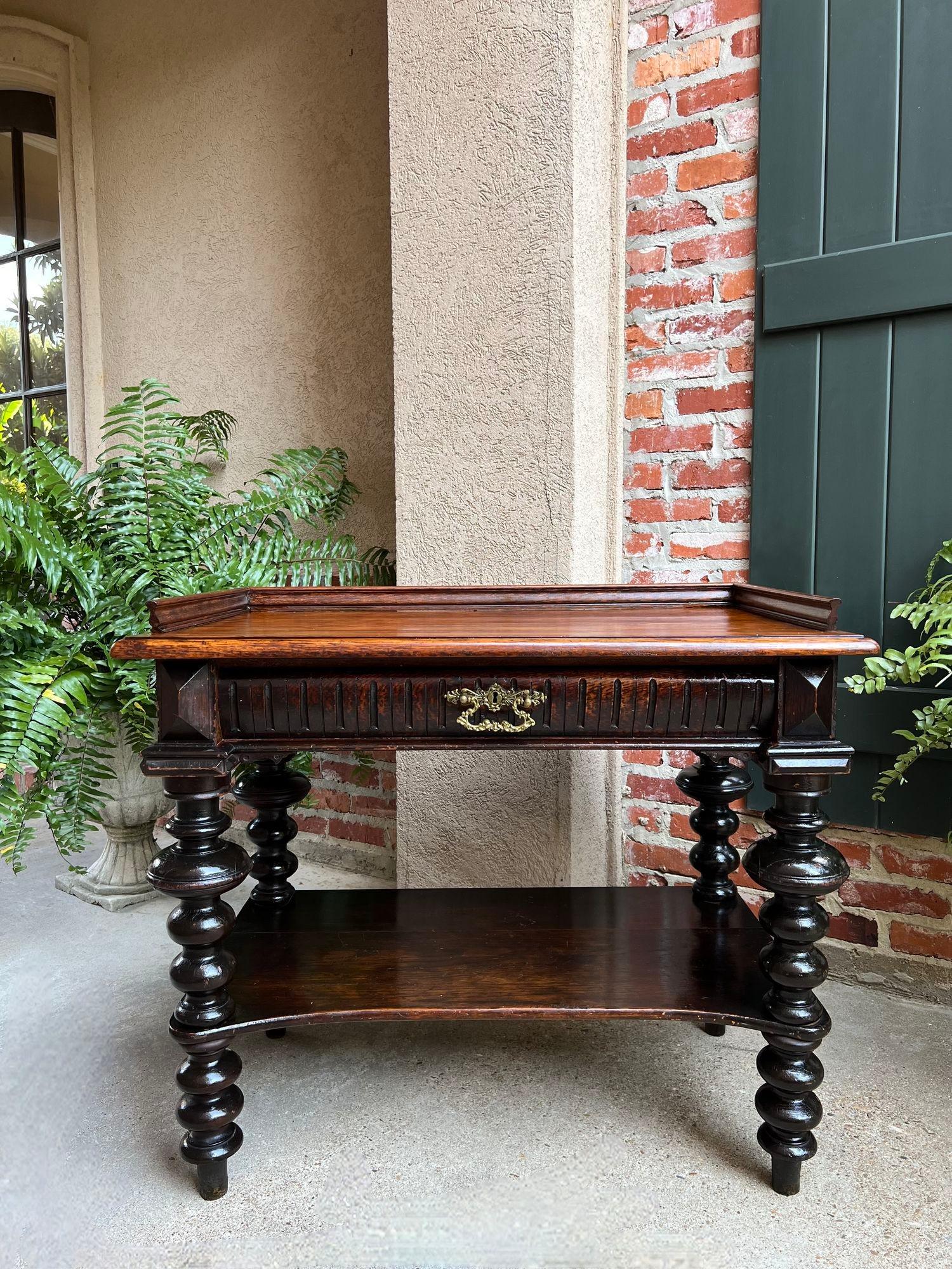 Britannique Ancienne table de salon anglaise en chêne sculpté avec pieds bobine, vers 1910 en vente