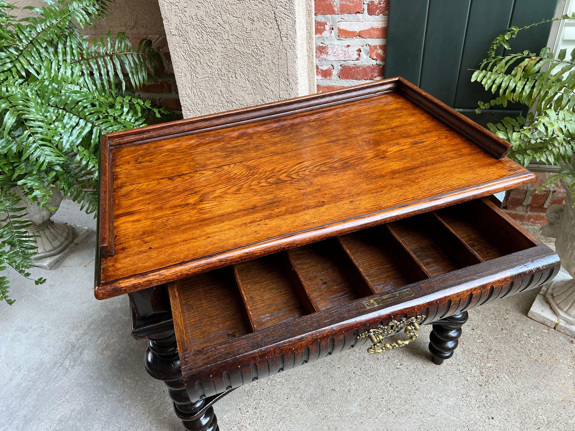 Chêne Ancienne table de salon anglaise en chêne sculpté avec pieds bobine, vers 1910 en vente
