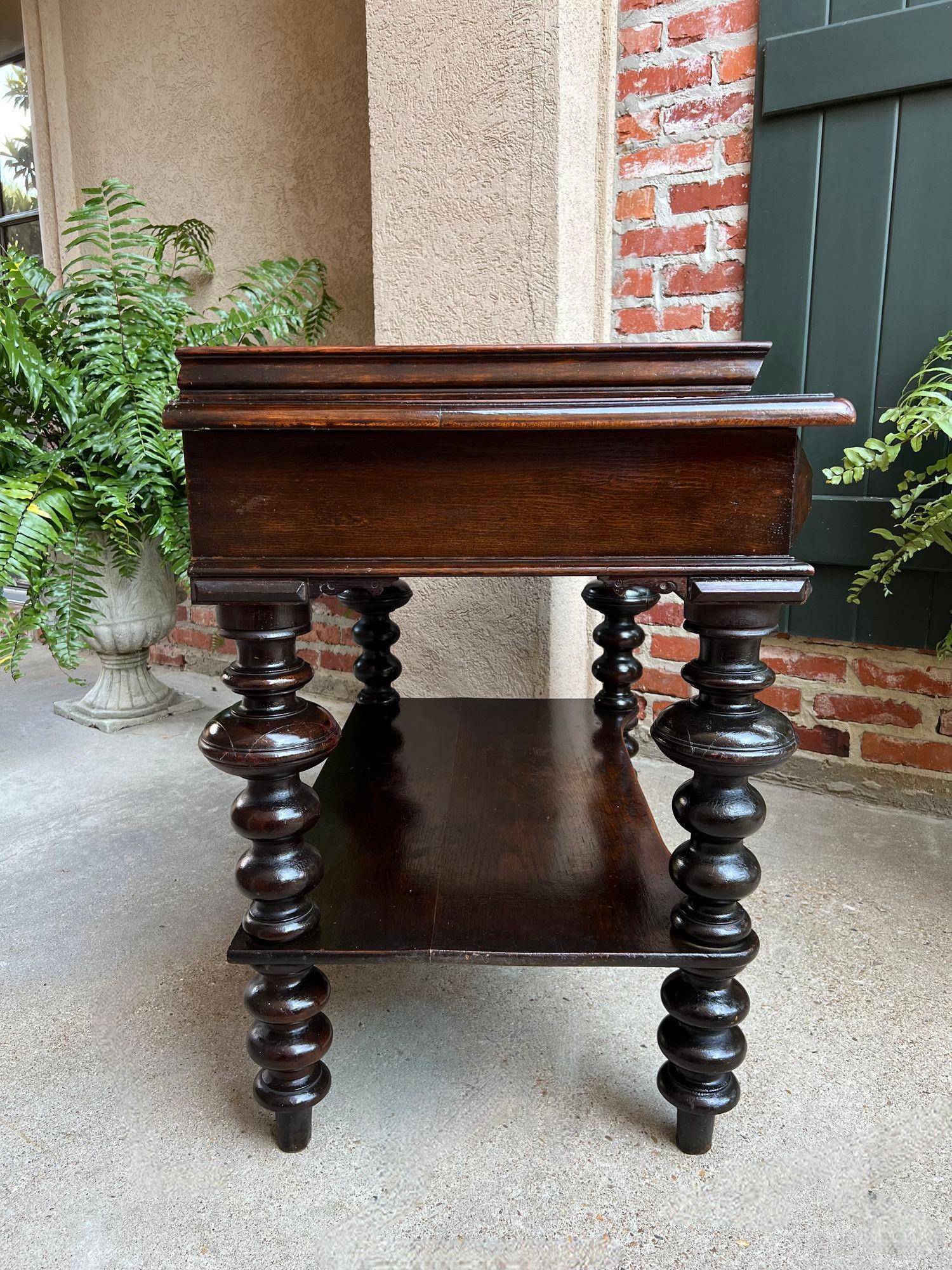 Ancienne table de salon anglaise en chêne sculpté avec pieds bobine, vers 1910 en vente 1