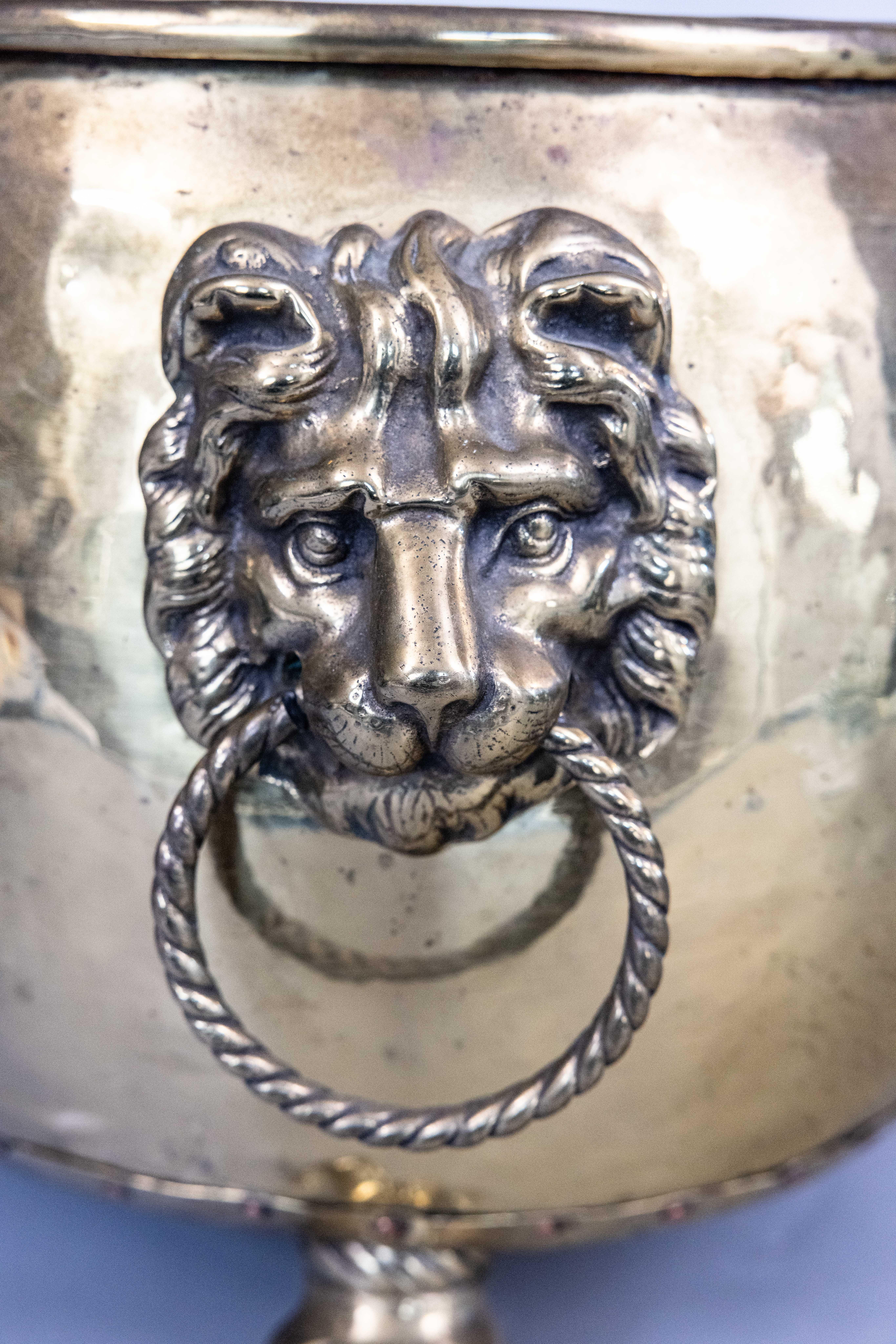 Antigua Jardinera inglesa de latón martillado con asas de león Forjado en venta