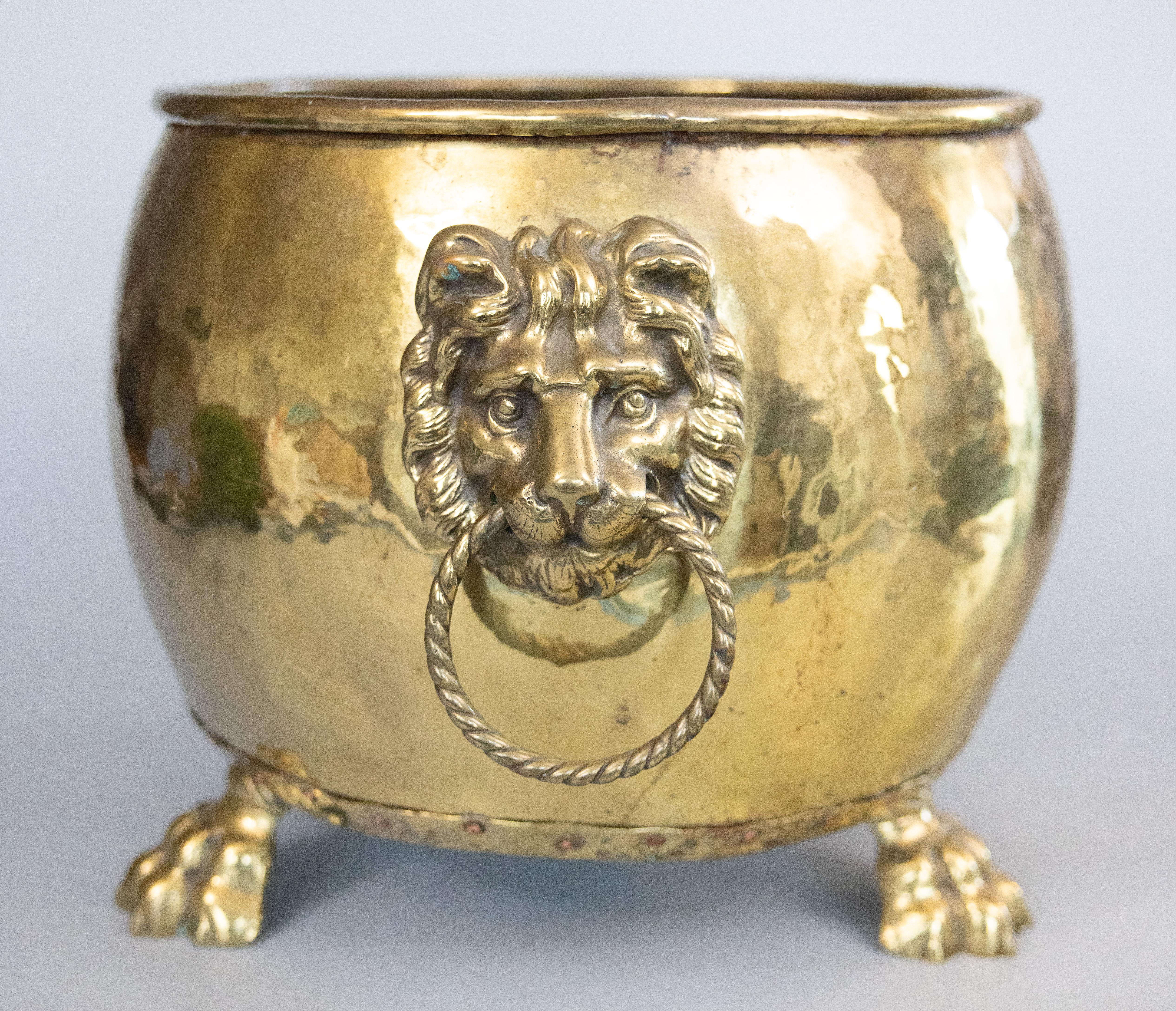 Antigua Jardinera inglesa de latón martillado con asas de león principios del siglo XX en venta