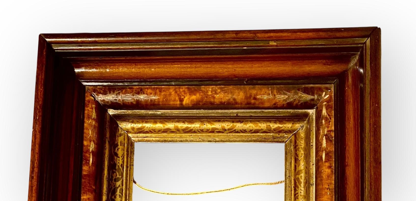 Américain Ancien cadre mural victorien américain sculpté à la main en bois ronceux, noyer et doré en vente