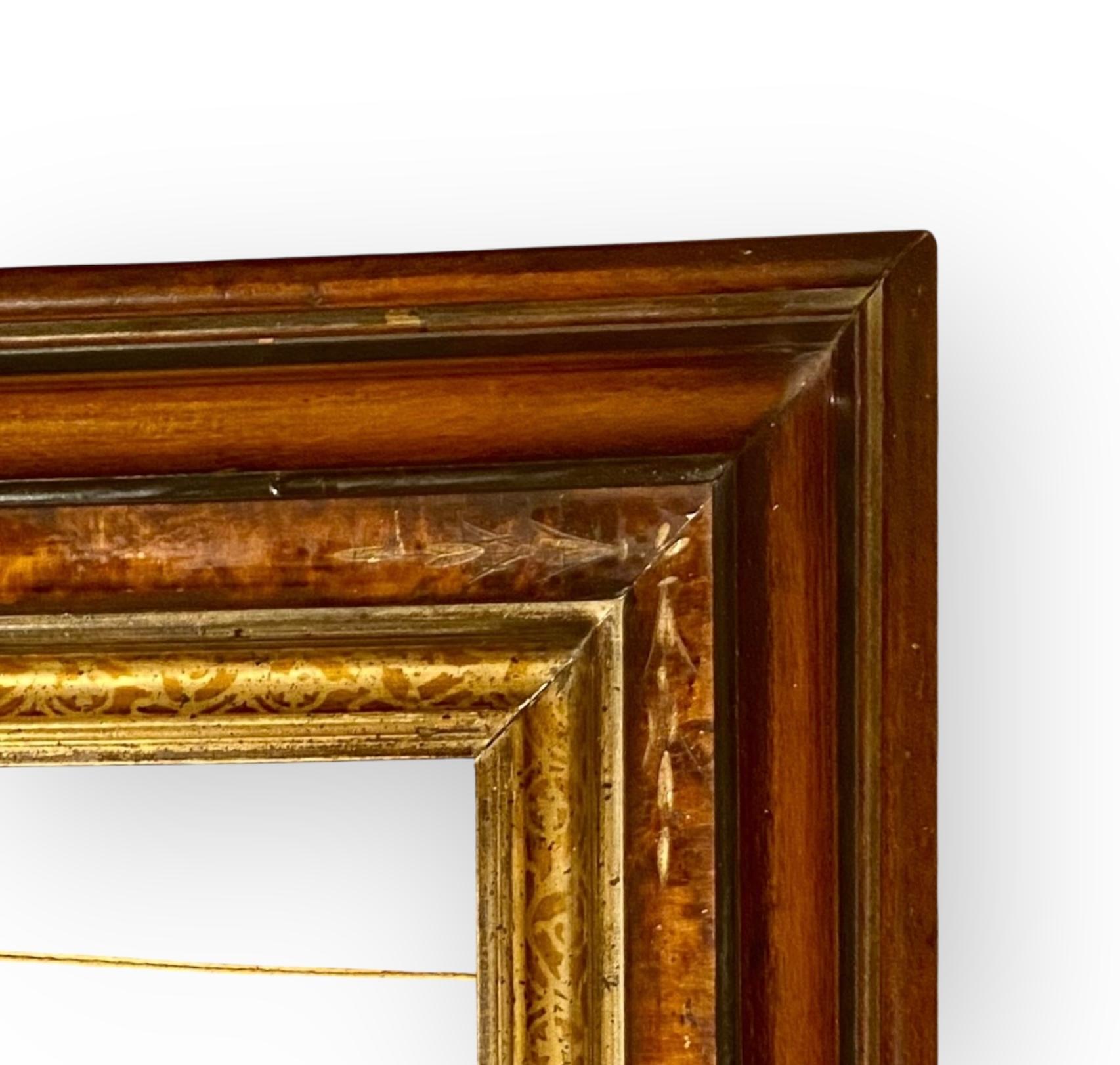 Biseauté Ancien cadre mural victorien américain sculpté à la main en bois ronceux, noyer et doré en vente