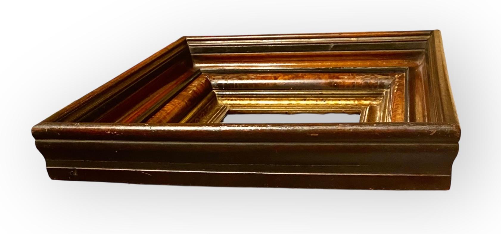 Fin du XIXe siècle Ancien cadre mural victorien américain sculpté à la main en bois ronceux, noyer et doré en vente