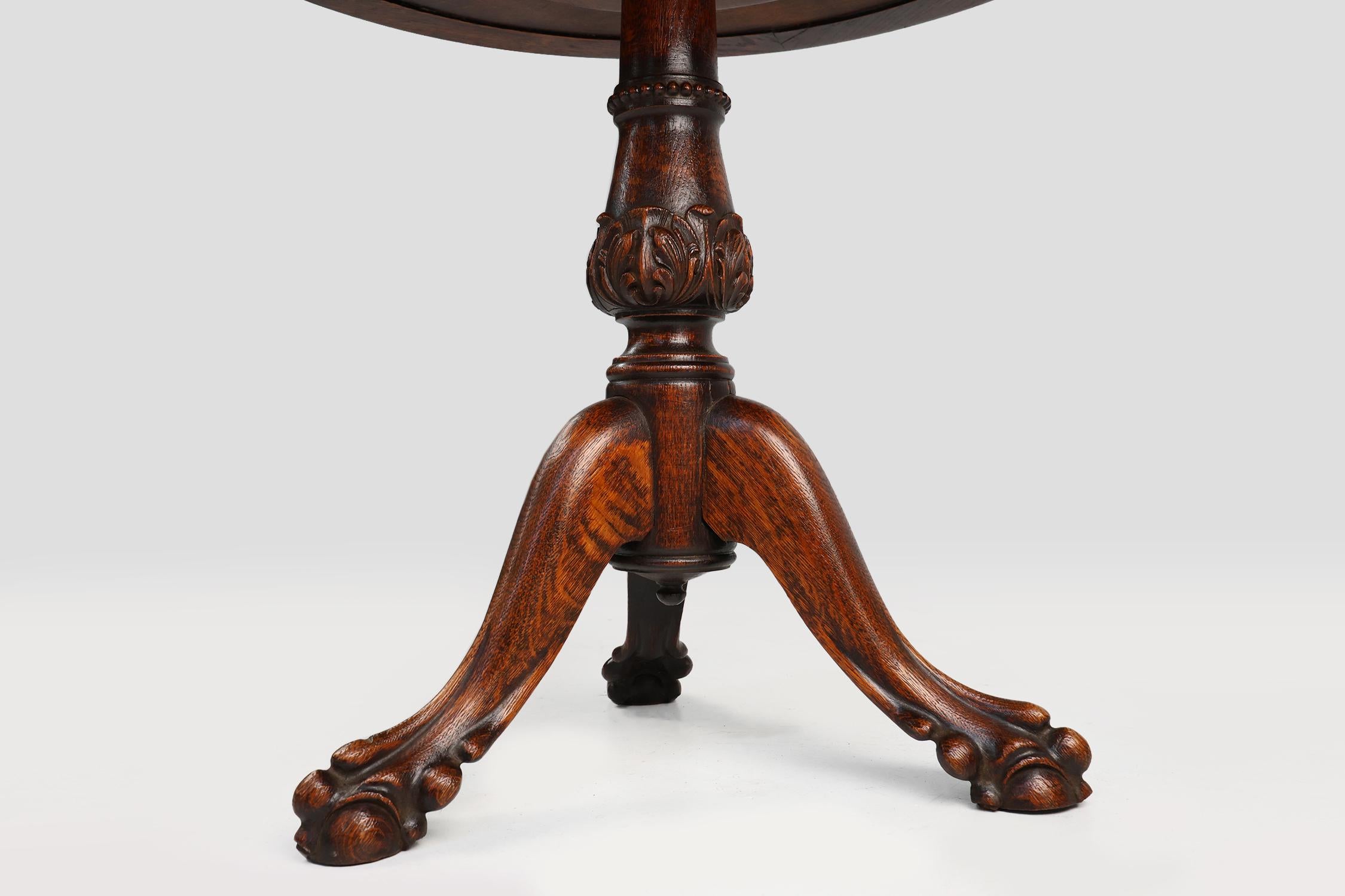 Ancienne table d'appoint circulaire anglaise en chêne sculptée à la main avec des pieds en forme de têtes de lions en vente 2