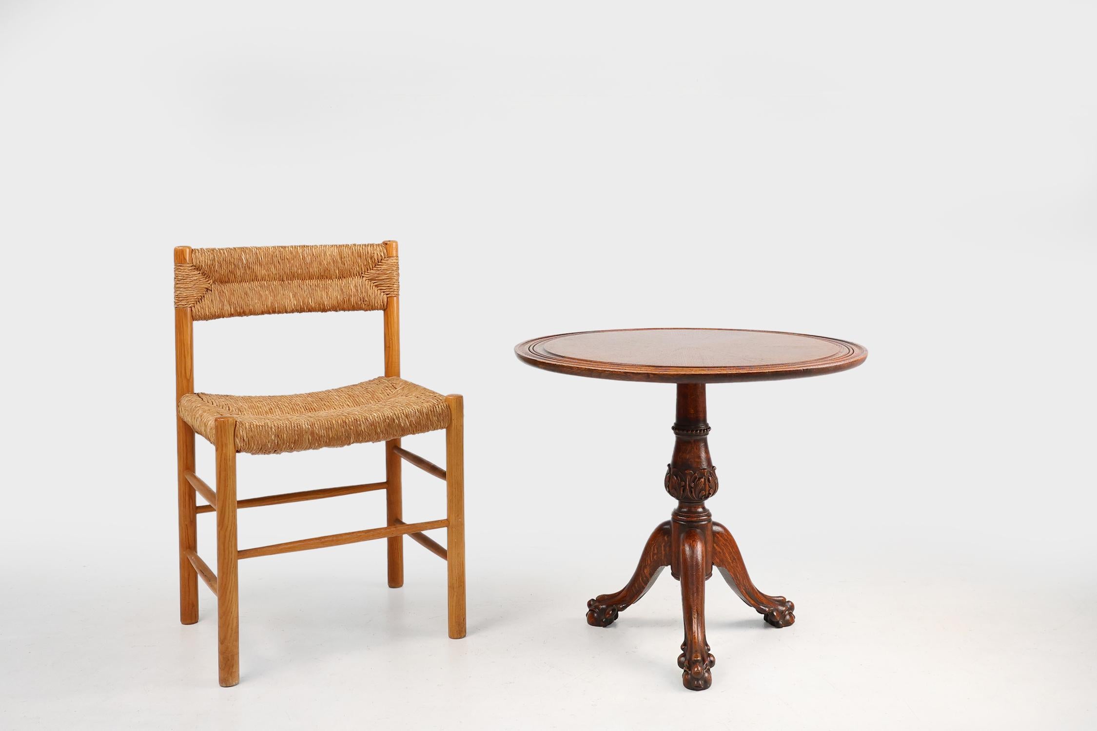 Table d'appoint ou de présentation circulaire magnifiquement sculptée, datant des années 1900. Fabriqué à la main en chêne massif au Royaume-Uni. Cette table d'appoint présente un plateau circulaire décoré d'une bordure sculptée en relief, soutenu