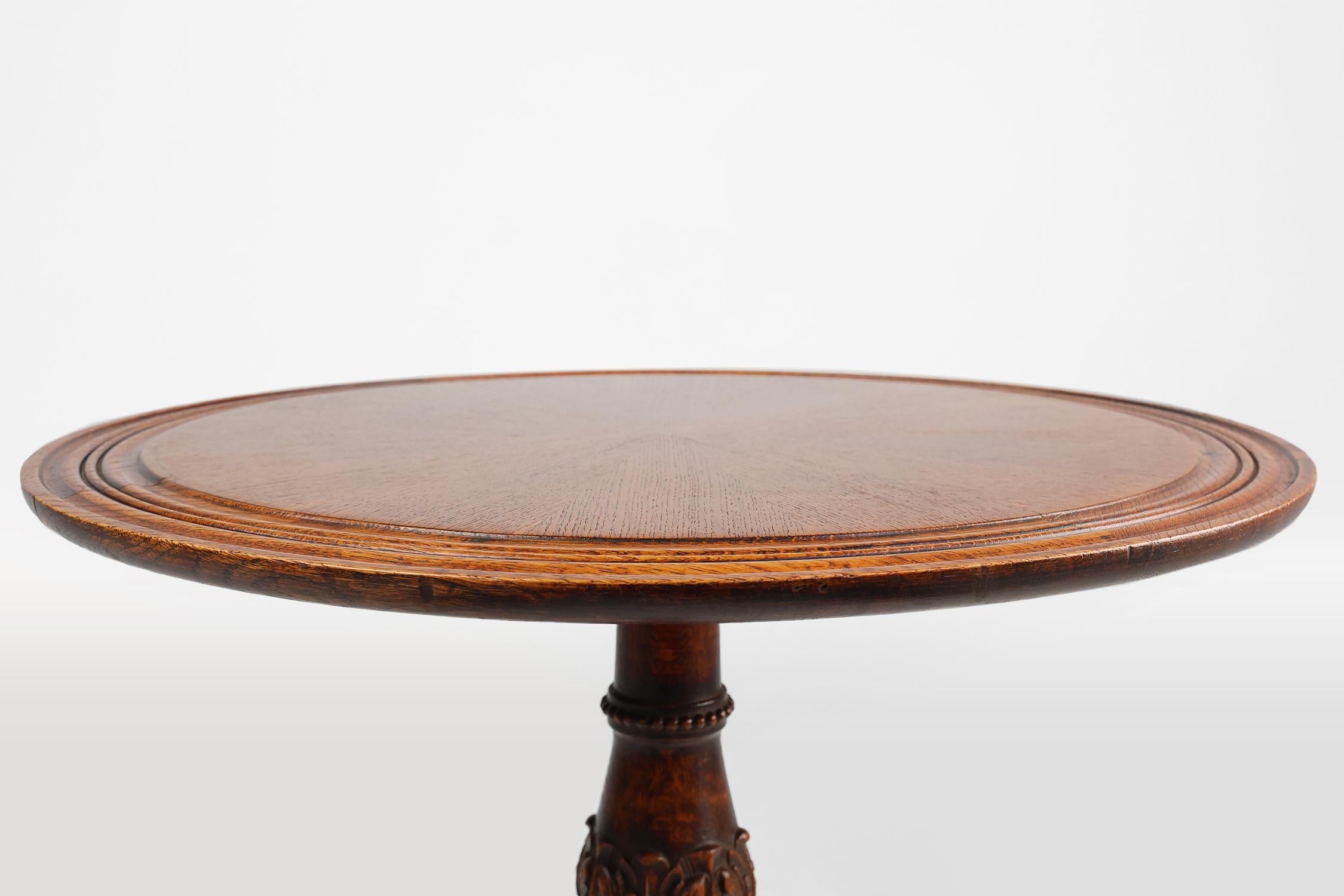 Britannique Ancienne table d'appoint circulaire anglaise en chêne sculptée à la main avec des pieds en forme de têtes de lions en vente