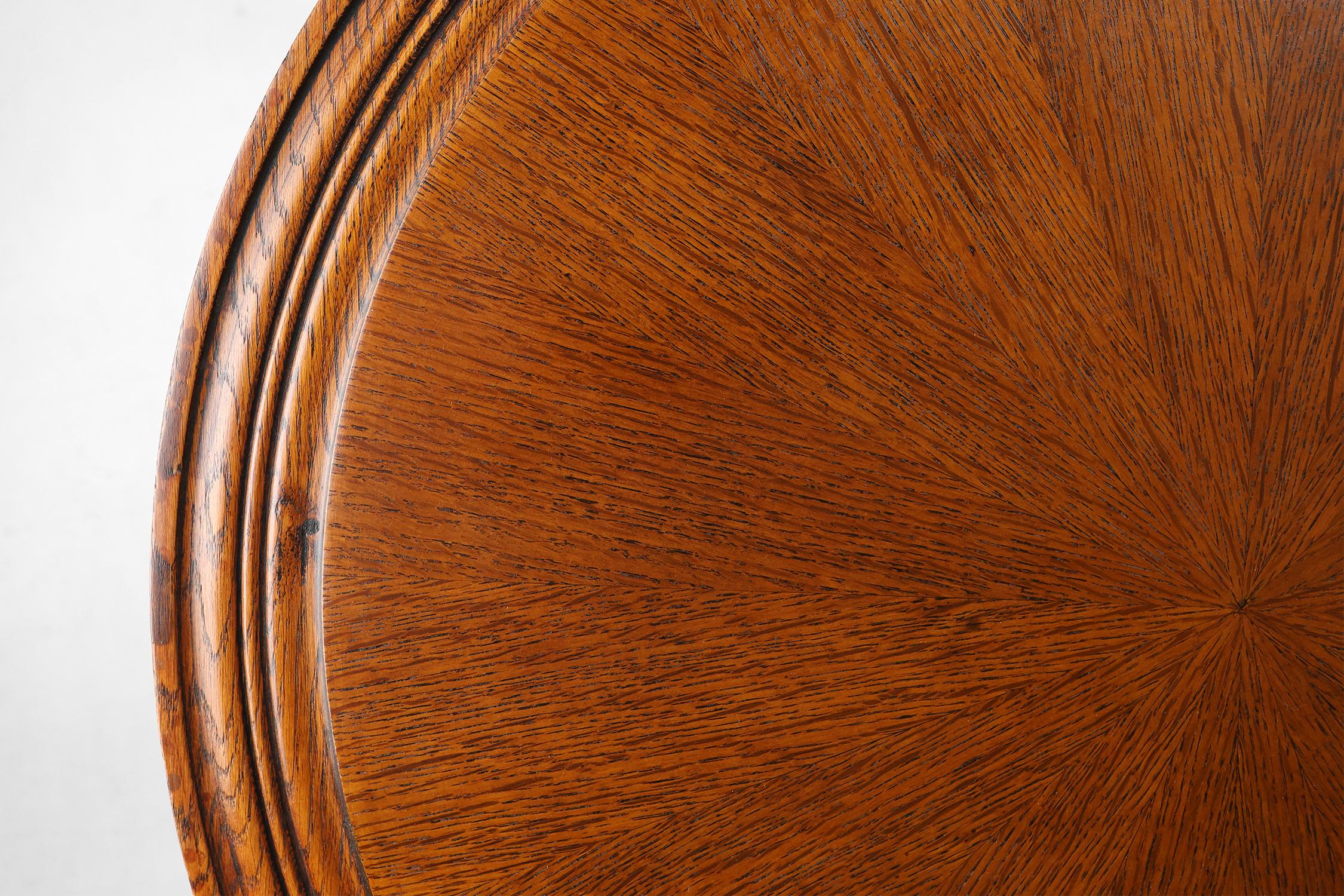 Ancienne table d'appoint circulaire anglaise en chêne sculptée à la main avec des pieds en forme de têtes de lions Bon état - En vente à Meulebeke, BE