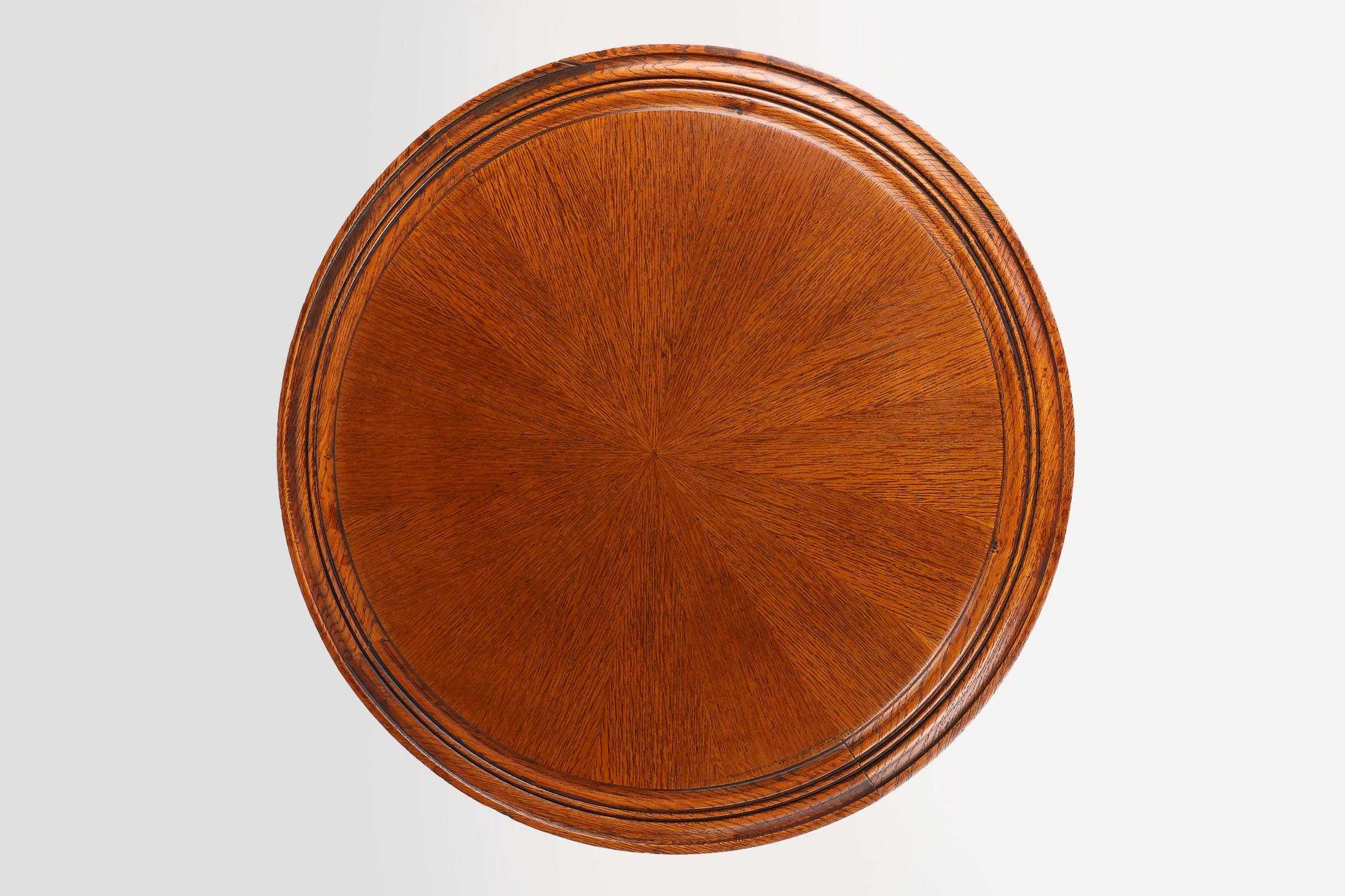Début du 20ème siècle Ancienne table d'appoint circulaire anglaise en chêne sculptée à la main avec des pieds en forme de têtes de lions en vente