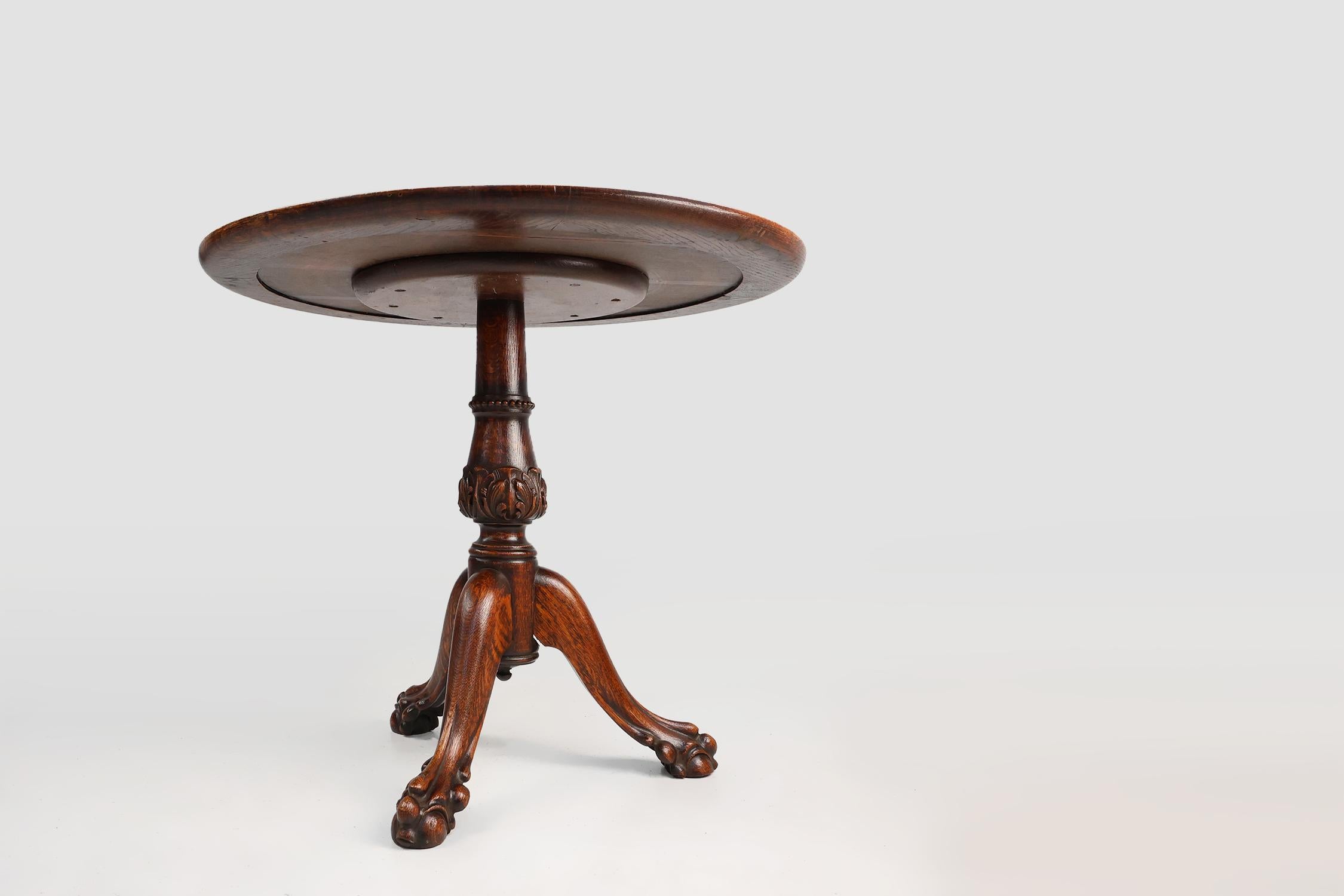 Chêne Ancienne table d'appoint circulaire anglaise en chêne sculptée à la main avec des pieds en forme de têtes de lions en vente