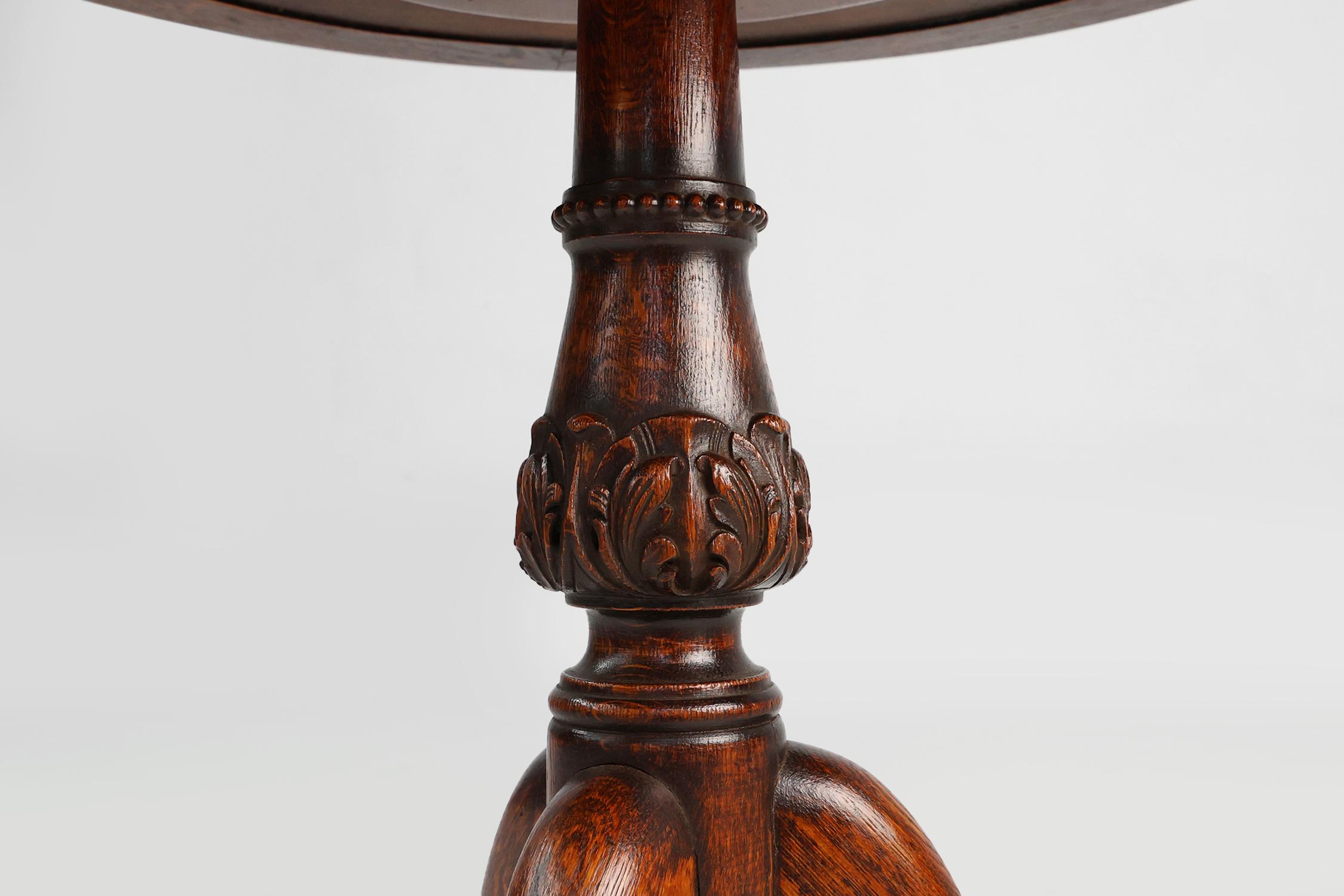Ancienne table d'appoint circulaire anglaise en chêne sculptée à la main avec des pieds en forme de têtes de lions en vente 1