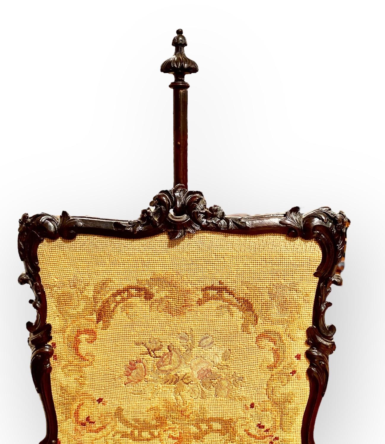 Ein antiker englischer, ebonisierter und handgeschnitzter Kaminschirm aus Holz, mit seiner originalen Nadelspitze in gutem Zustand. Dies ist eine antike englische Stange Bildschirm, frühen viktorianischen mit Nadelspitze Wandteppich Panel aus ca.