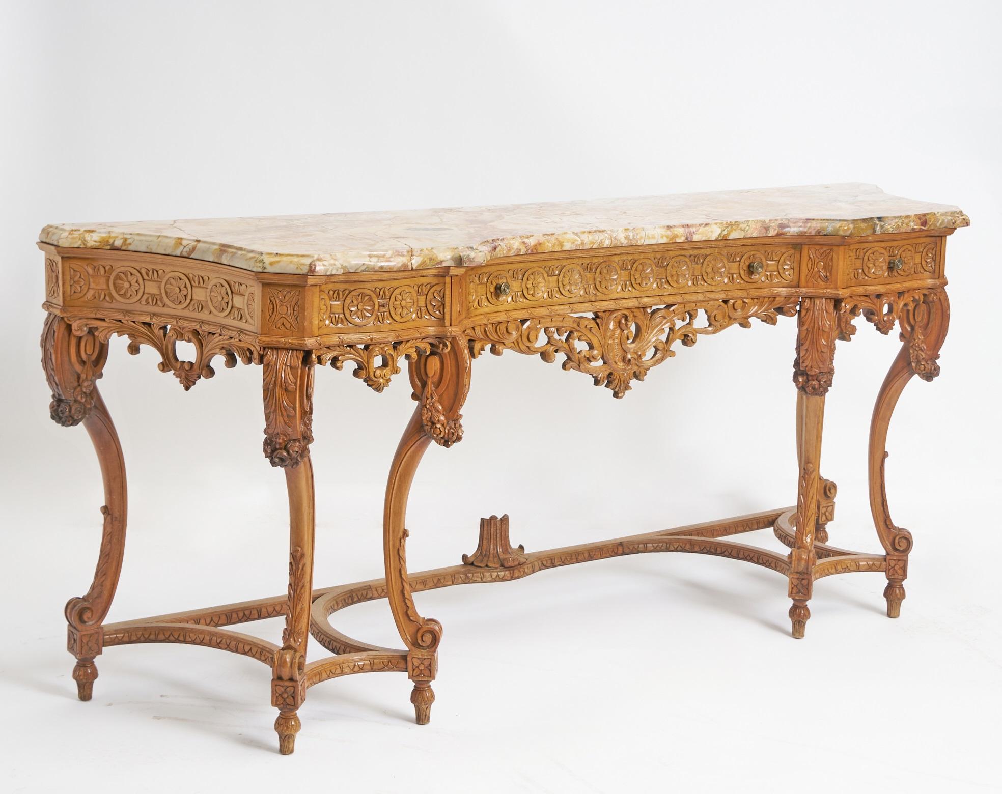 Cette impressionnante table console anglaise ancienne, fabriquée en bois de chêne richement grainé et dotée d'un plateau en marbre, respire l'élégance continentale et l'artisanat méticuleux. Fabriquée au début ou au milieu du XIXe siècle, cette