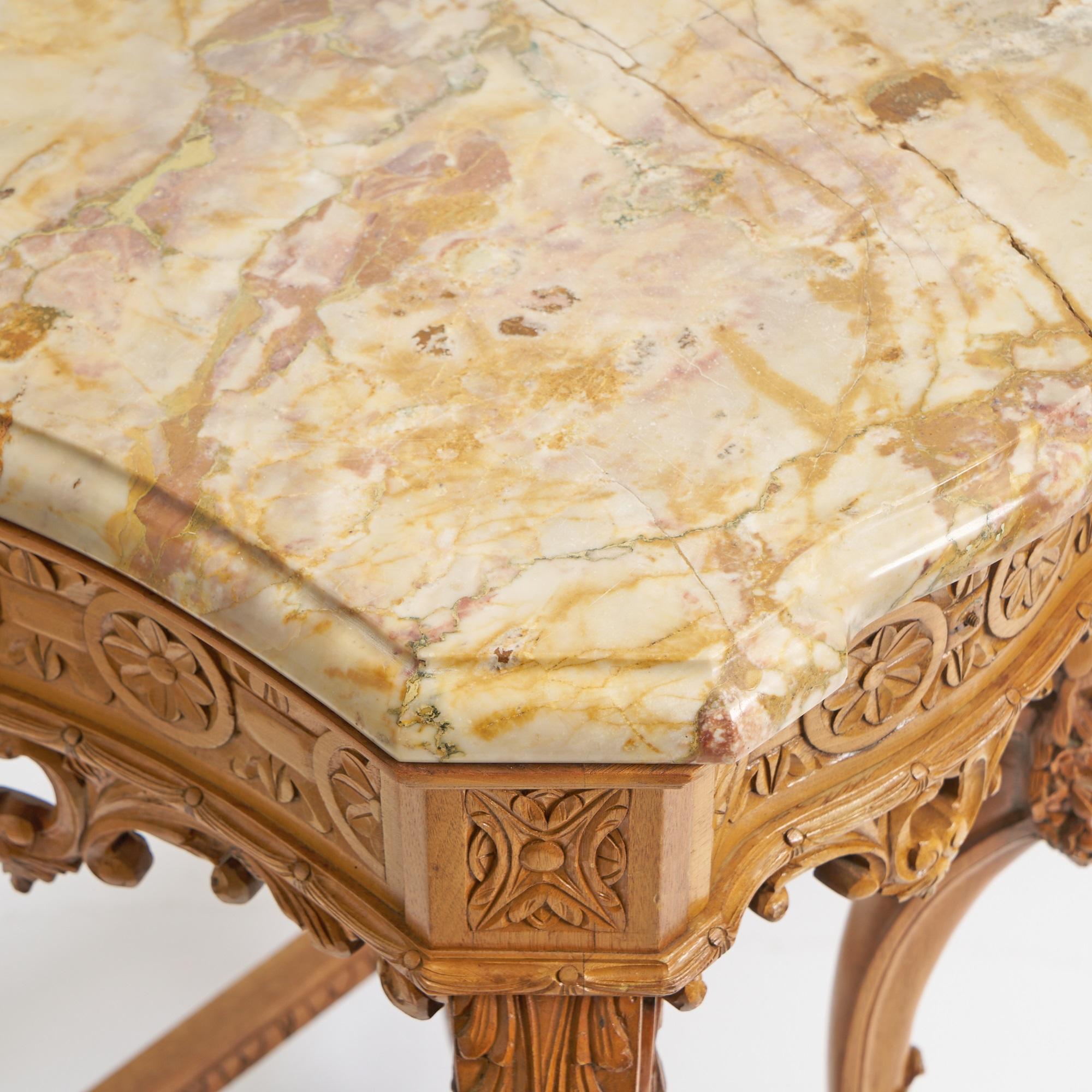 Sculpté à la main Ancienne table console continentale anglaise en chêne sculptée à la main et plateau en marbre en vente