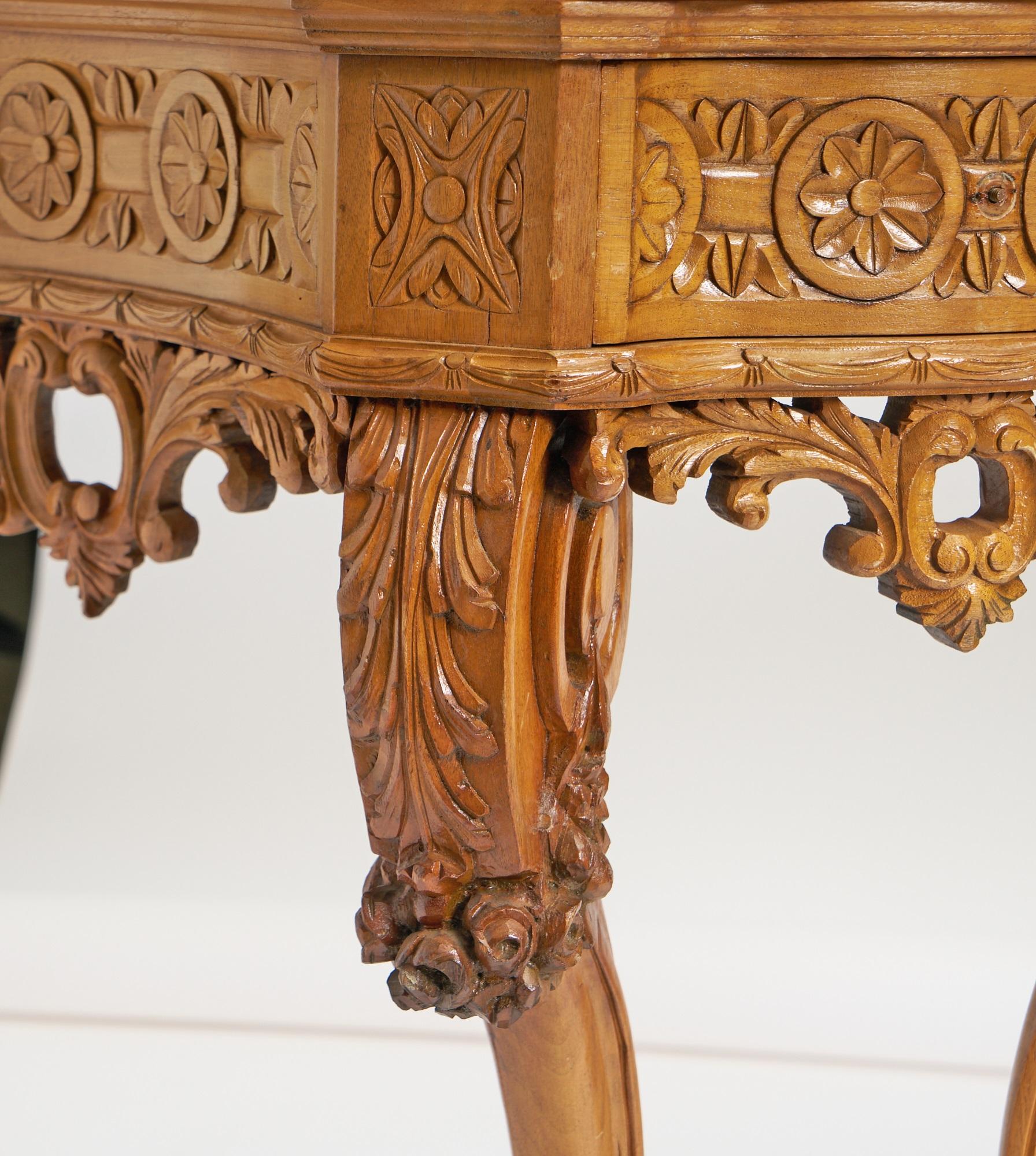 Laiton Ancienne table console continentale anglaise en chêne sculptée à la main et plateau en marbre en vente