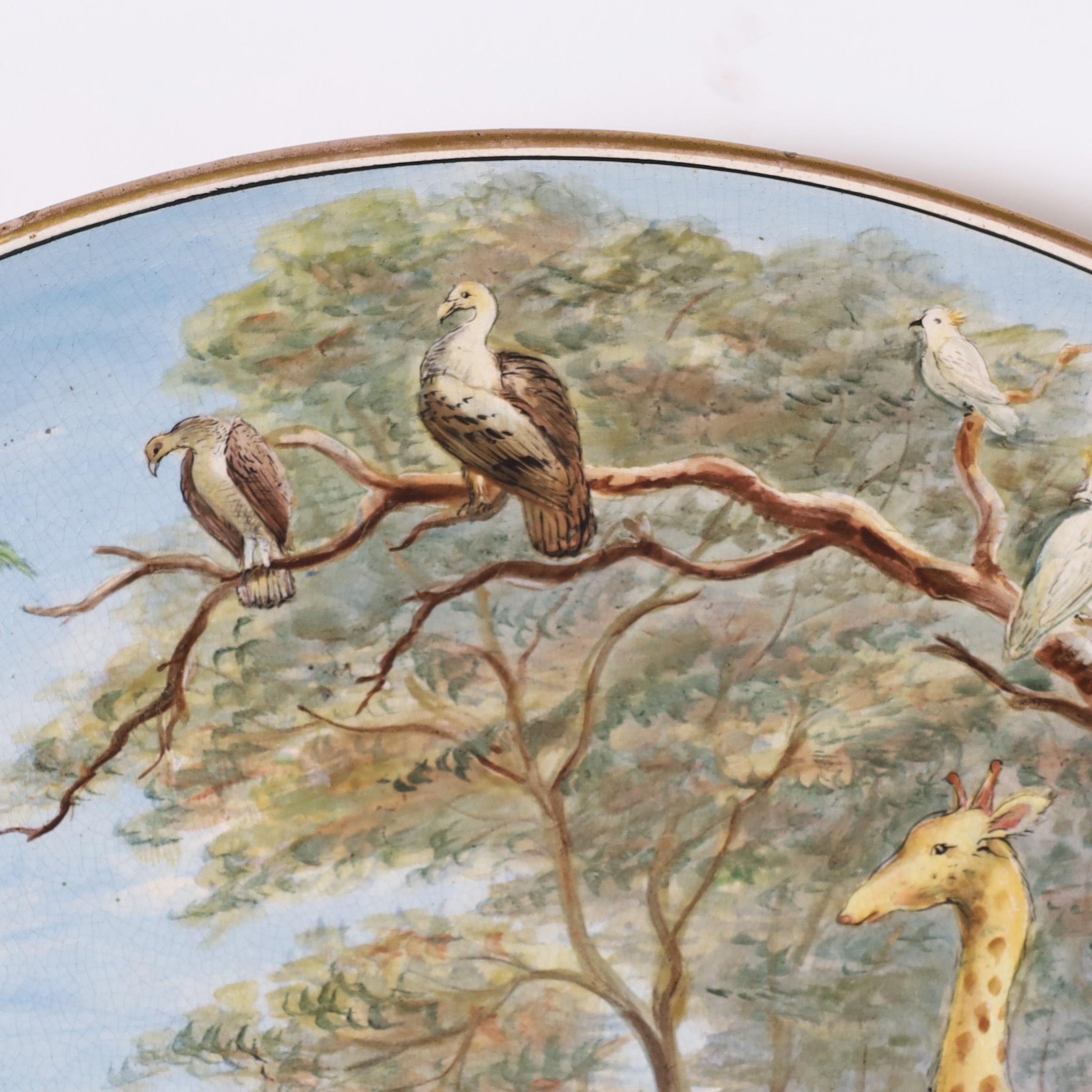 Charmantes englisches Keramik-Ladegerät aus dem 19. Jahrhundert, handdekoriert mit einer exzentrischen Gruppe von Tieren aus aller Welt. Signiert John Wilshaw und datiert 1885.