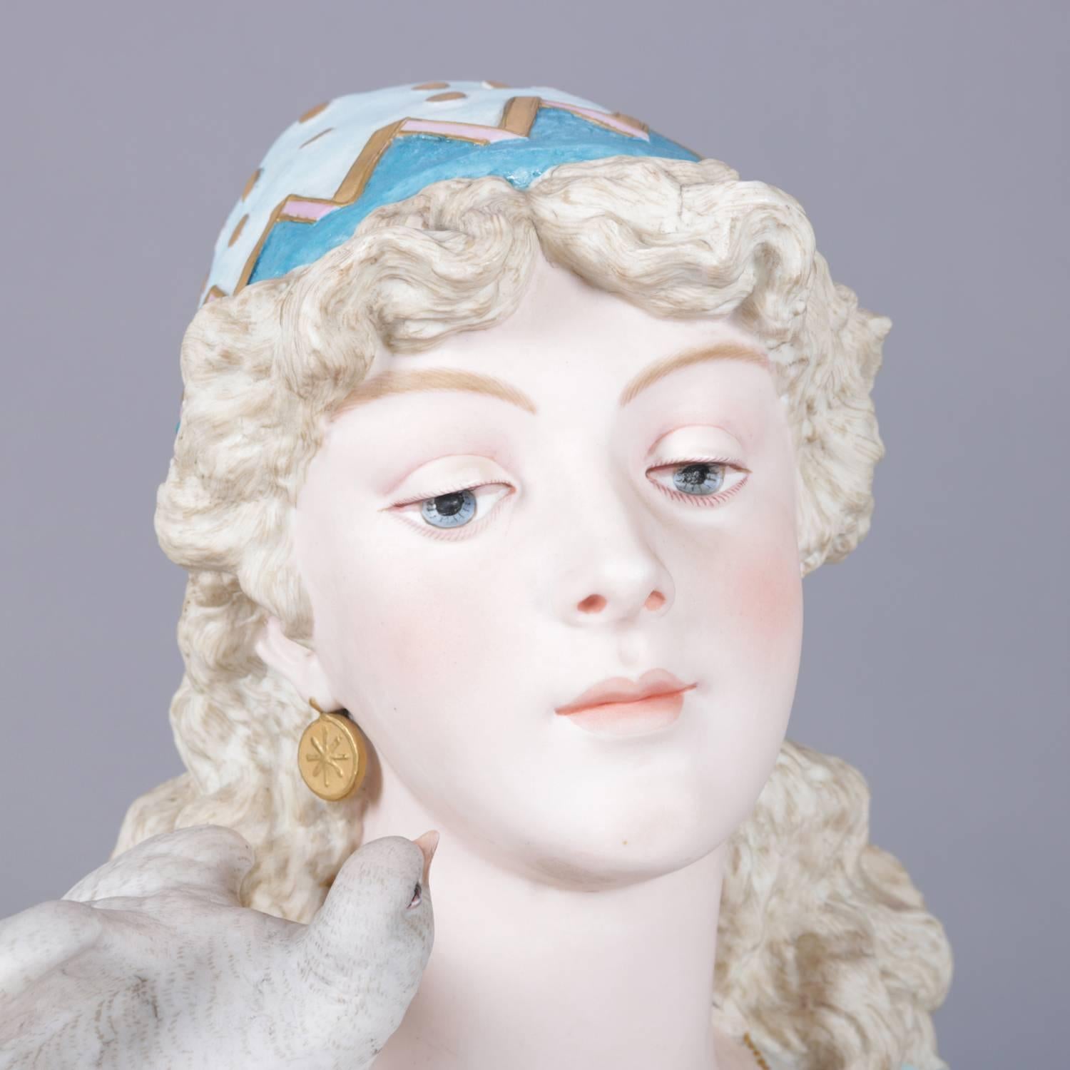 Buste ancien en porcelaine de Chelsea peint à la main et doré représentant une jeune femme avec une colombe, signé G. Levi's, marque de fabrique bleue sur la base, 19e siècle.

Mesures : 20