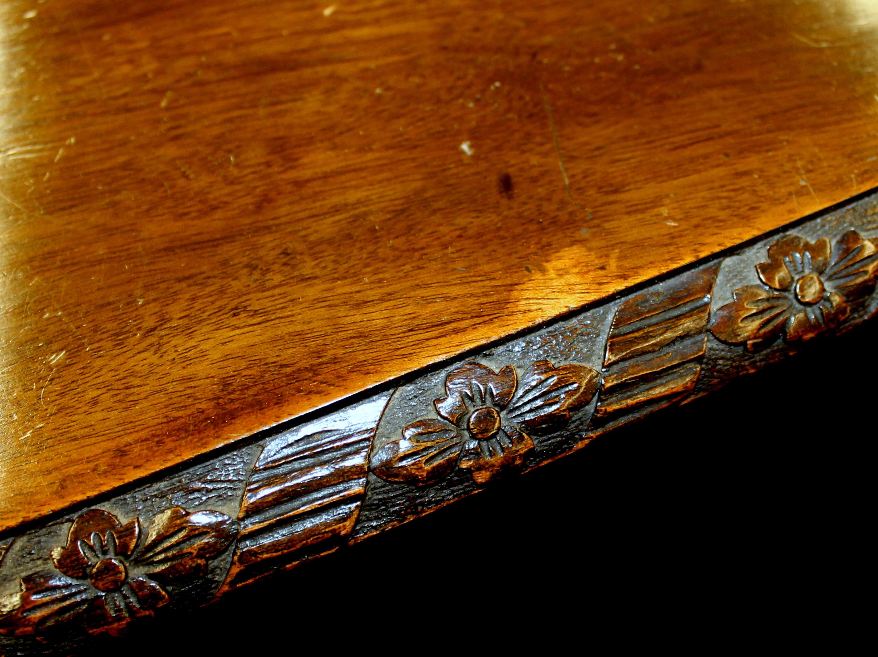 Englisches handgeschnitztes Sideboard aus gemasertem Mahagoni mit Bogenfront im Hepplewhite-Stil im Angebot 7