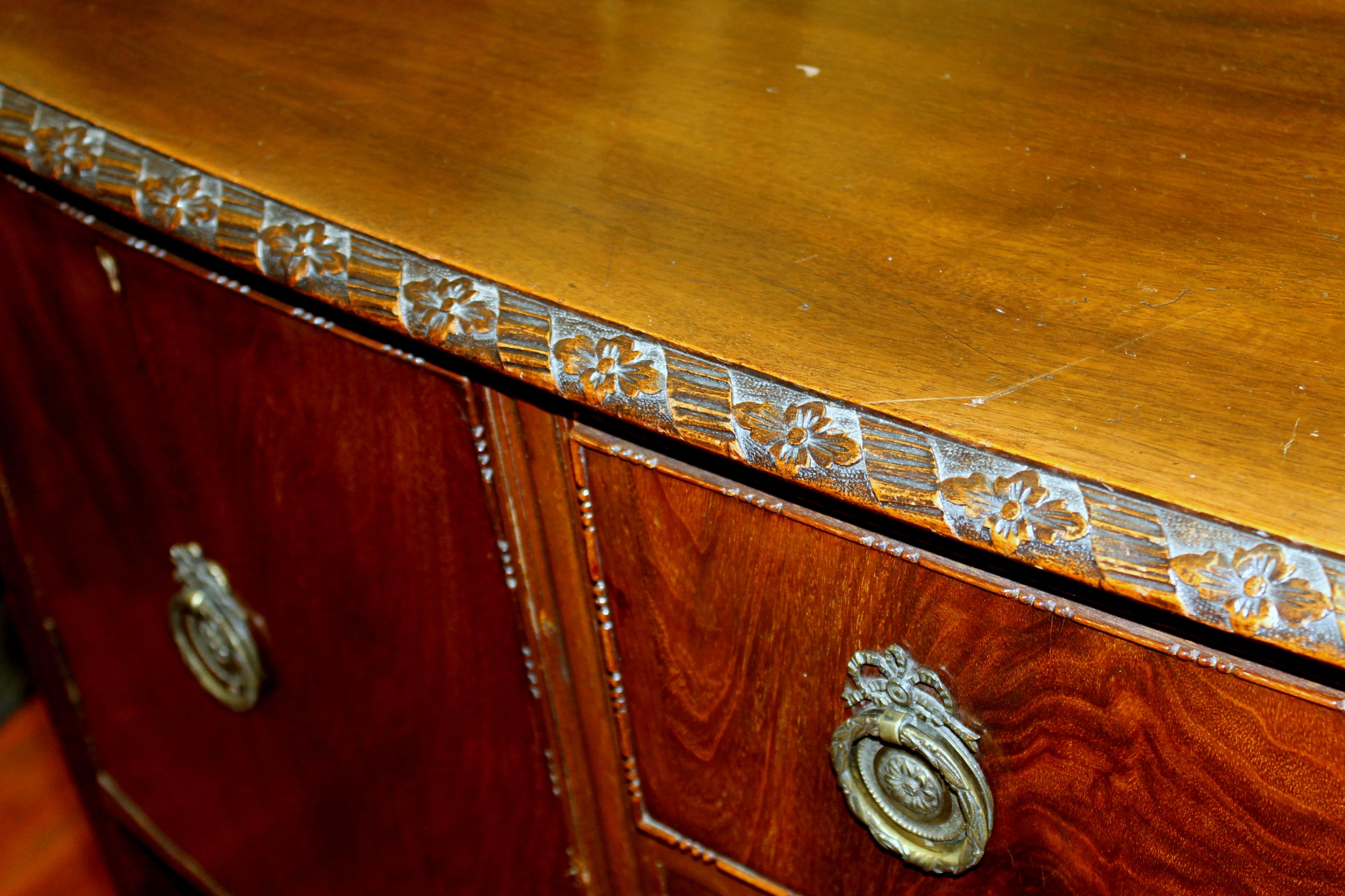 Englisches handgeschnitztes Sideboard aus gemasertem Mahagoni mit Bogenfront im Hepplewhite-Stil (Messing) im Angebot