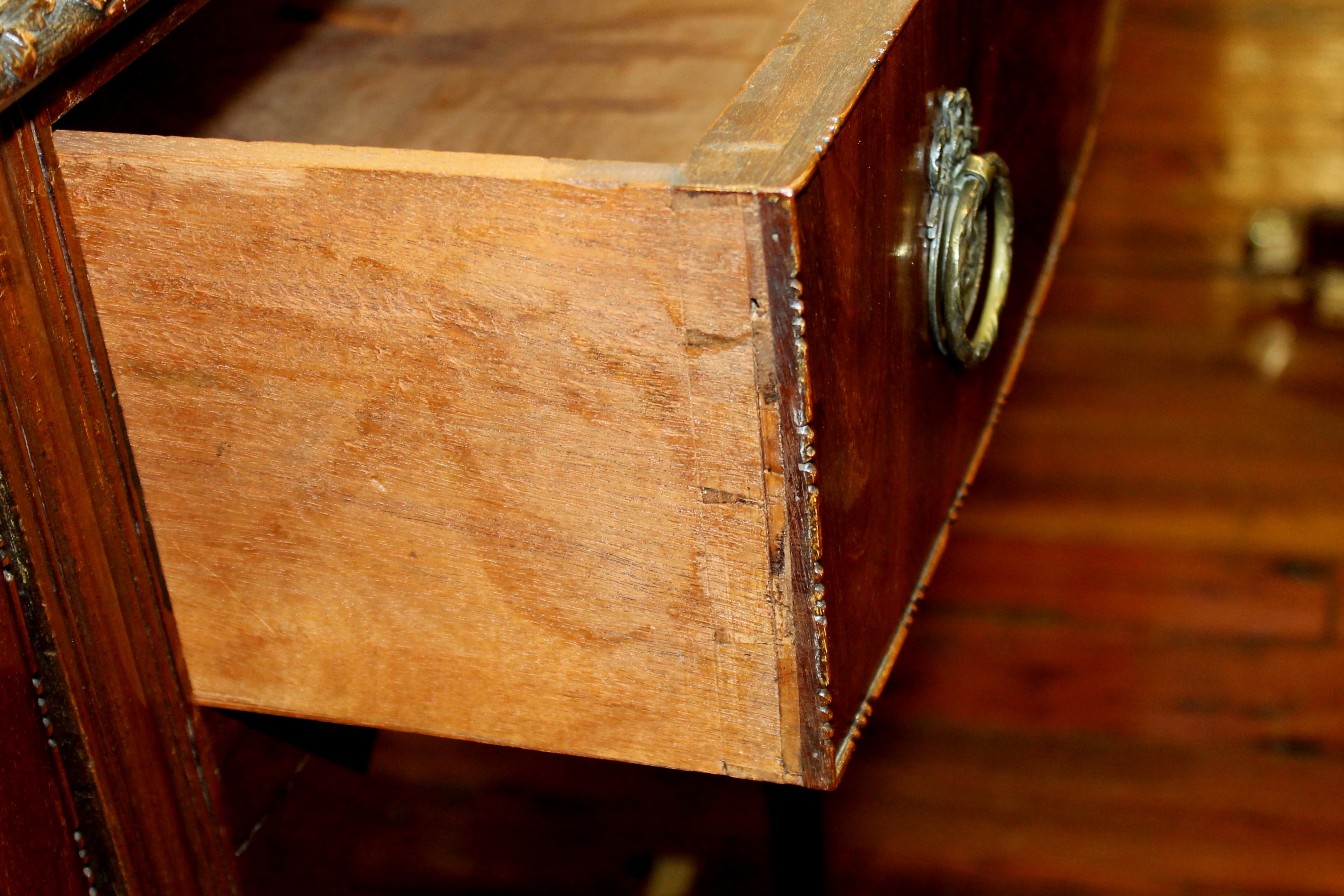 Englisches handgeschnitztes Sideboard aus gemasertem Mahagoni mit Bogenfront im Hepplewhite-Stil im Angebot 1