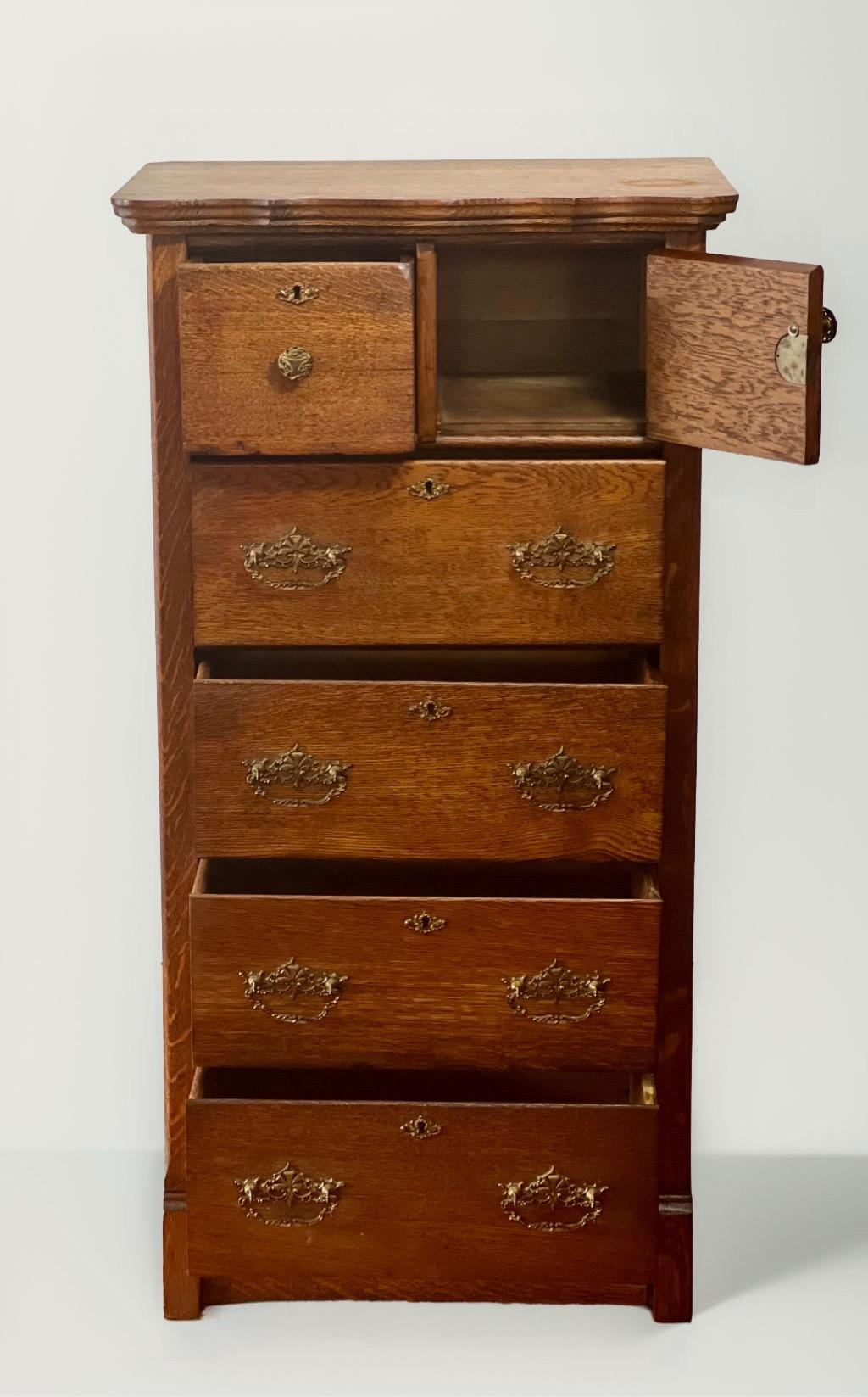 Late Victorian Antique English Handcrafted Quarter Sawn Oak Lingerie Chest, c. 1900 For Sale