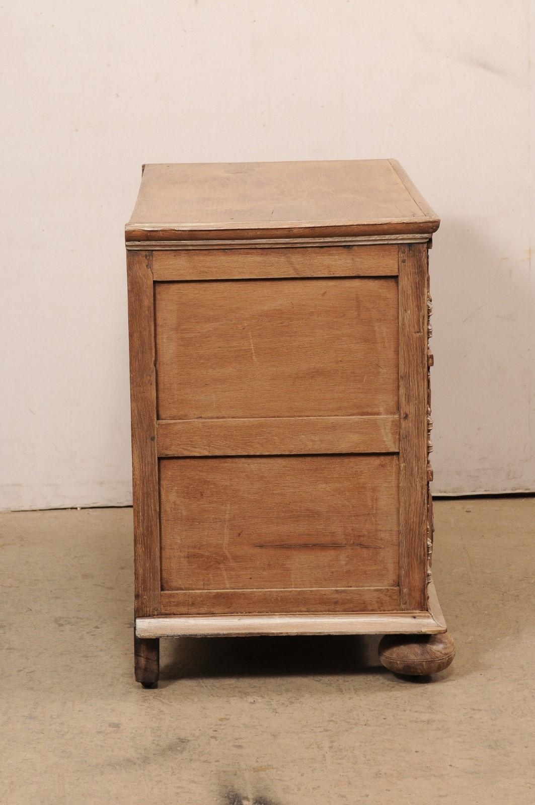 Ancienne commode anglaise hautement décorée en bois sculpté en vente 1