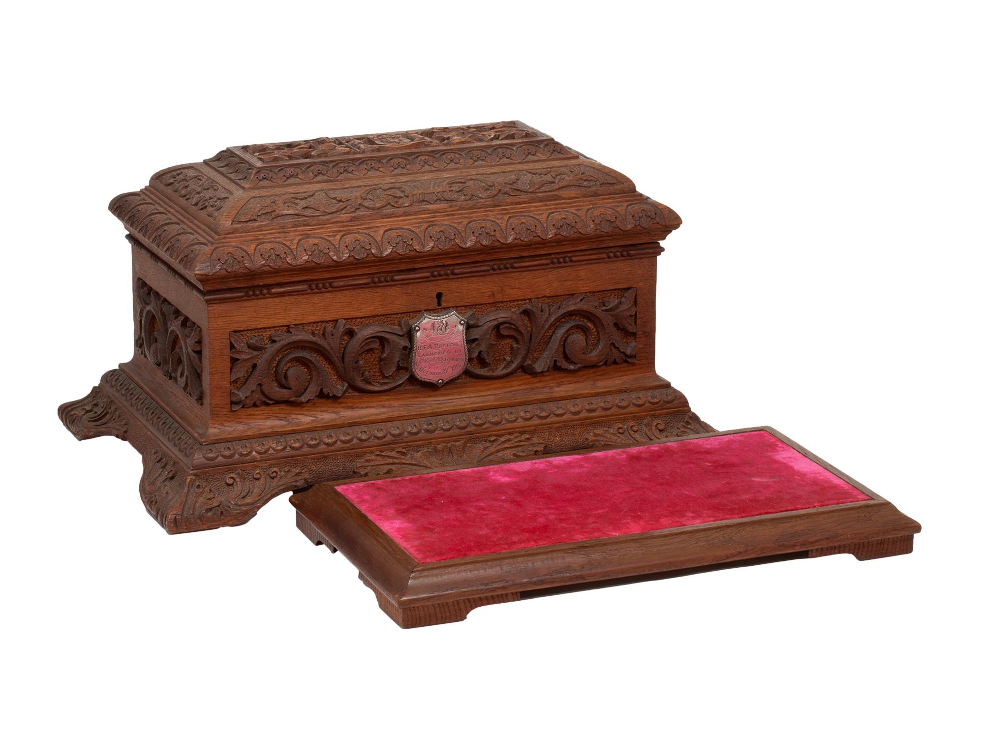 Coffret de présentation de lancement de navire HMS Trefoil anglais ancien en vente 9