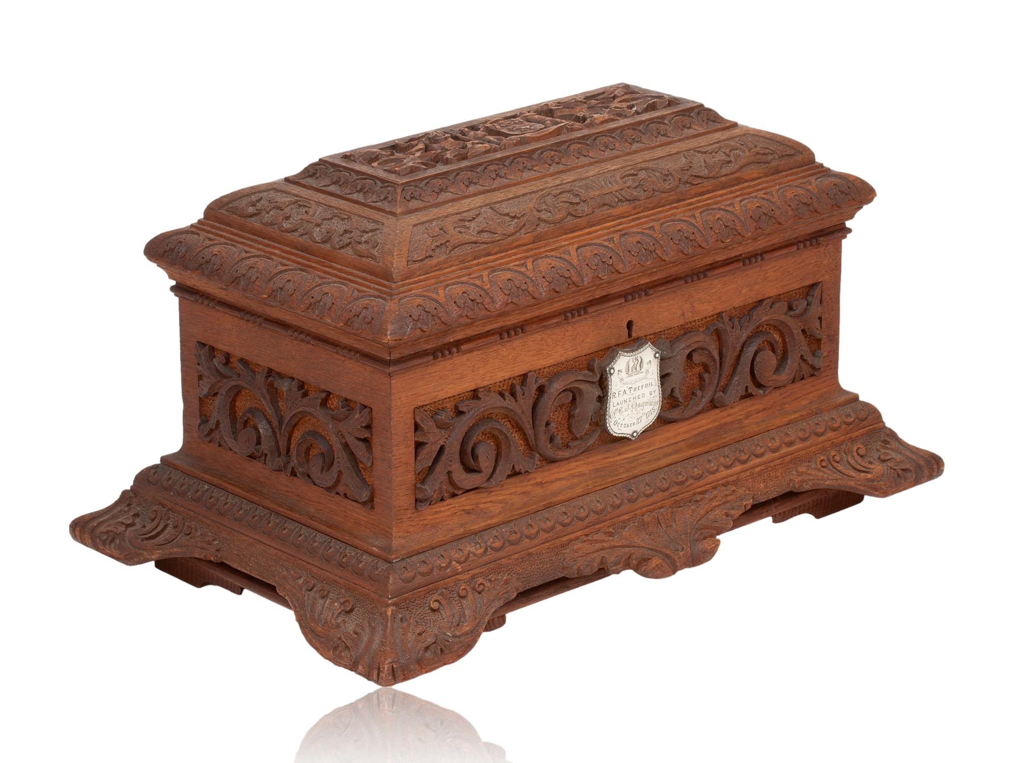 Expédition gratuite dans le monde entier

Cercueil en bois abondamment sculpté 

Nous avons le plaisir de vous proposer ce coffret de présentation pour le lancement du navire HMS Trefoil, issu de notre collection Boxes. Le cercueil en chêne de forme