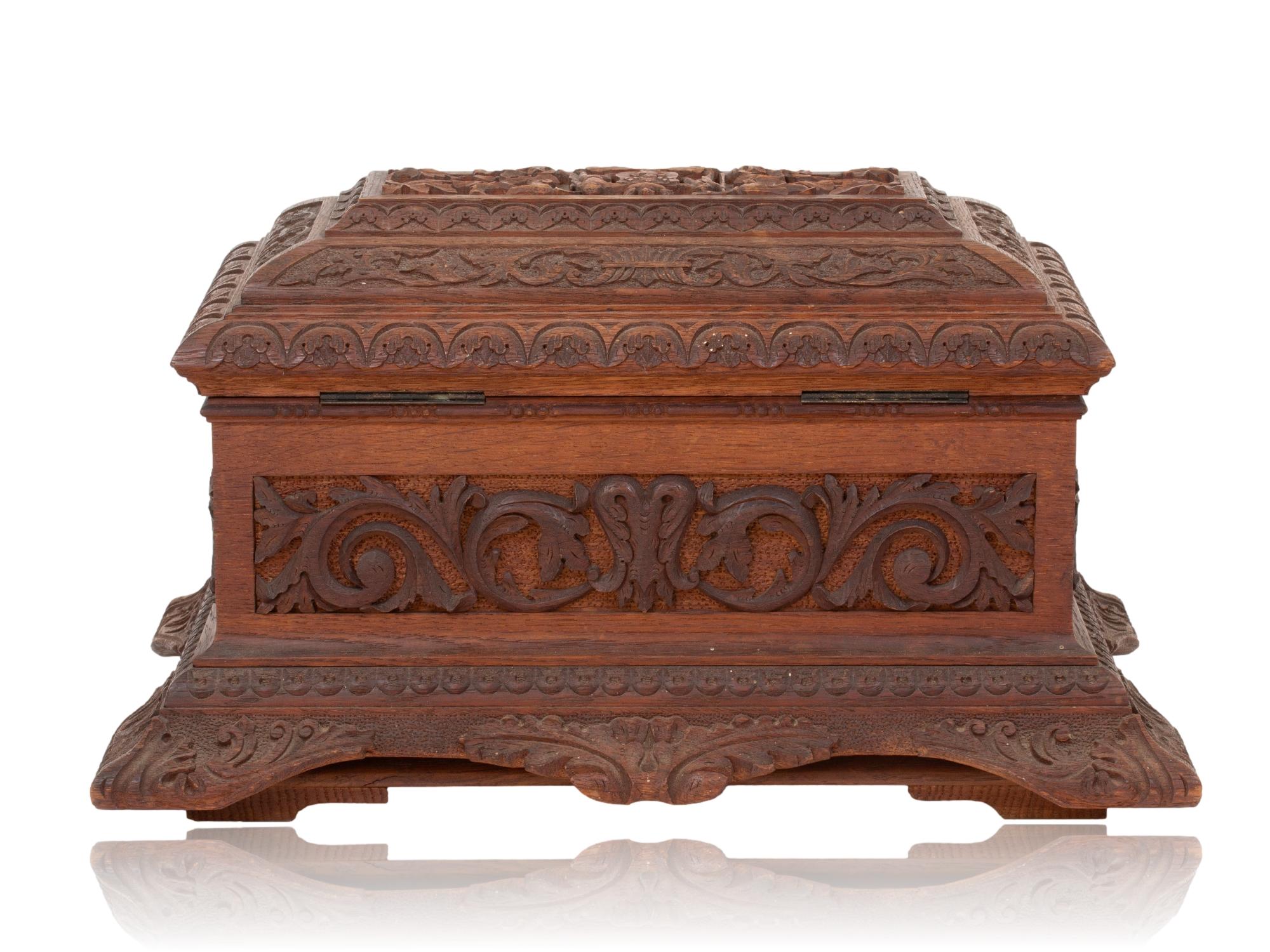 Sculpté à la main Coffret de présentation de lancement de navire HMS Trefoil anglais ancien en vente