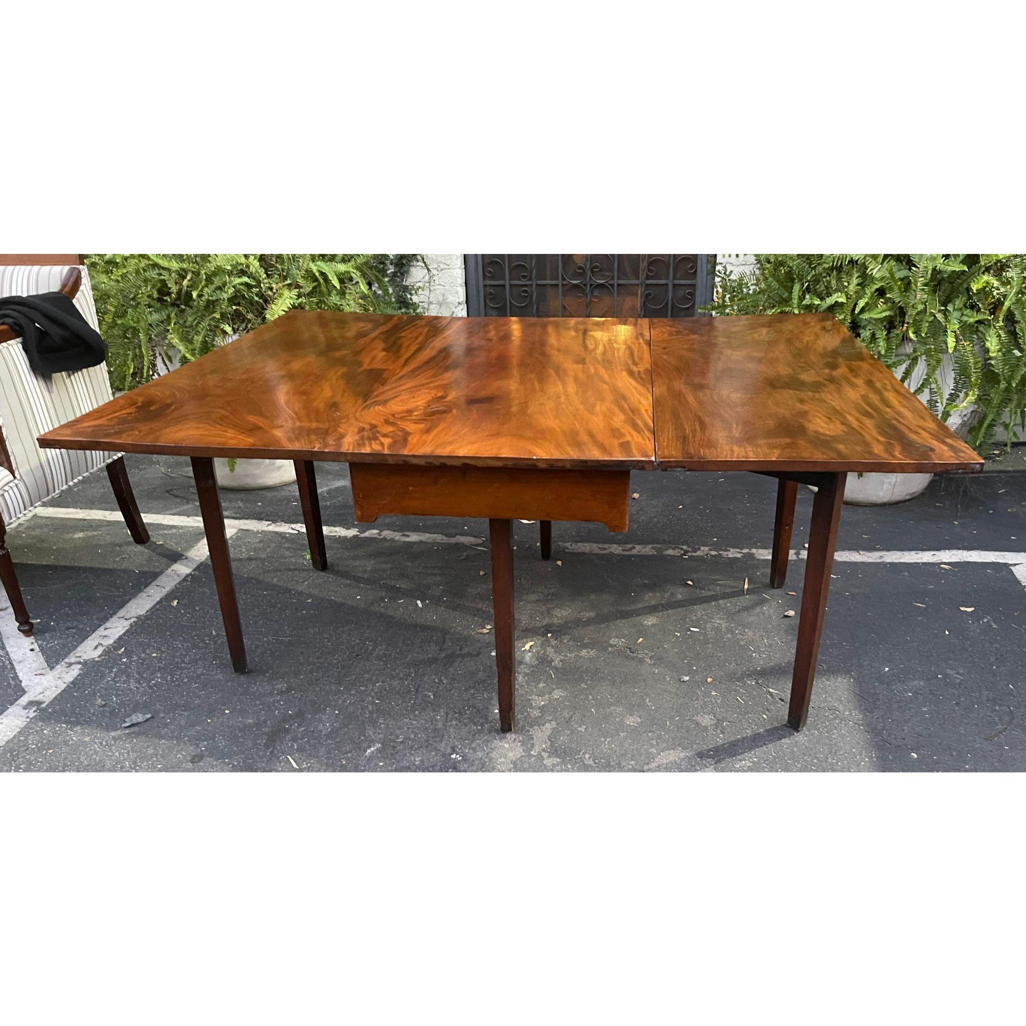 Antique English Honduran Mahogany Drop Lead Dining Table, Early 18th Century In Good Condition For Sale In LOS ANGELES, CA