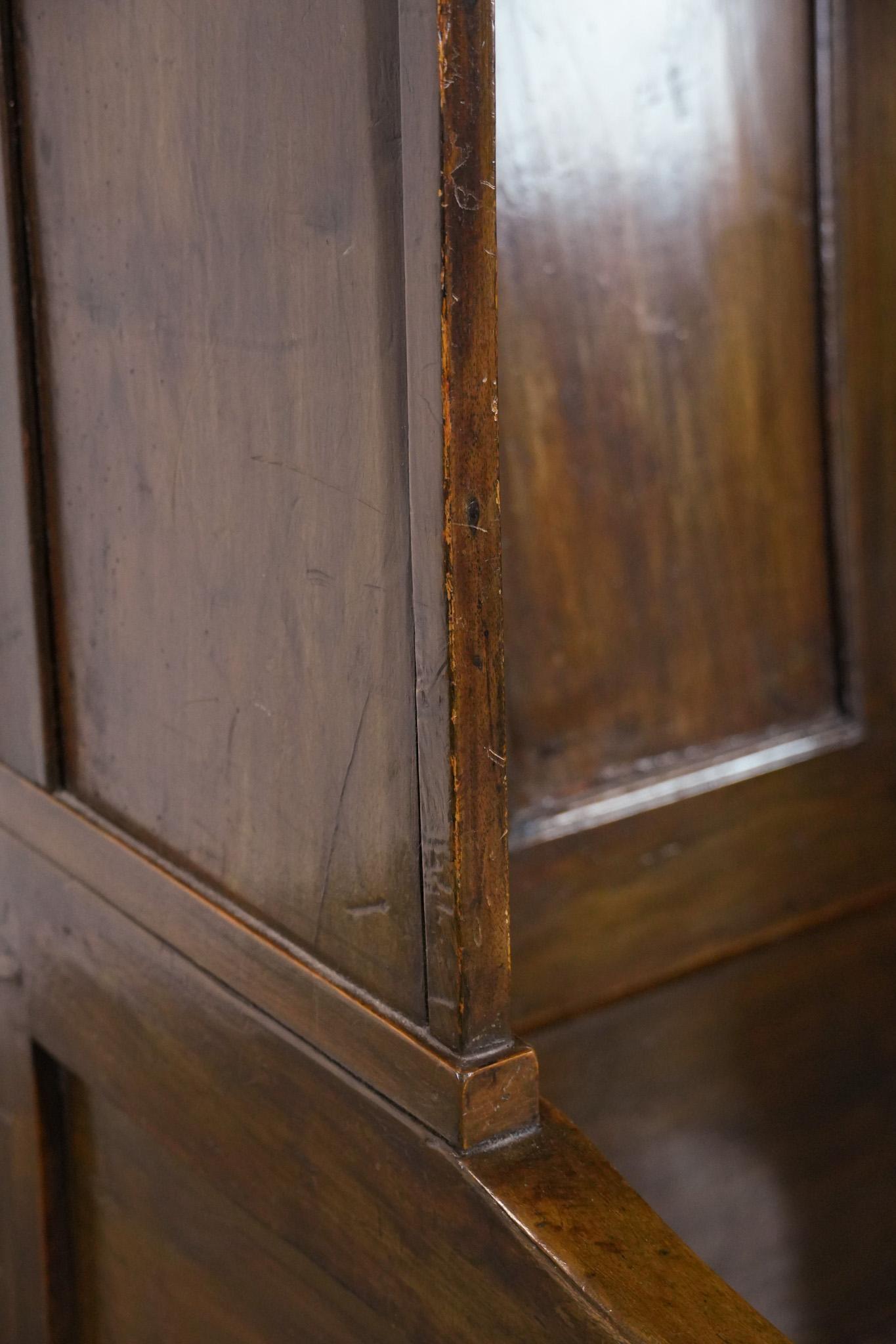 Ancienne chaise d'agneau anglaise à capuchon du 18e siècle avec forme de capuchon en vente 8