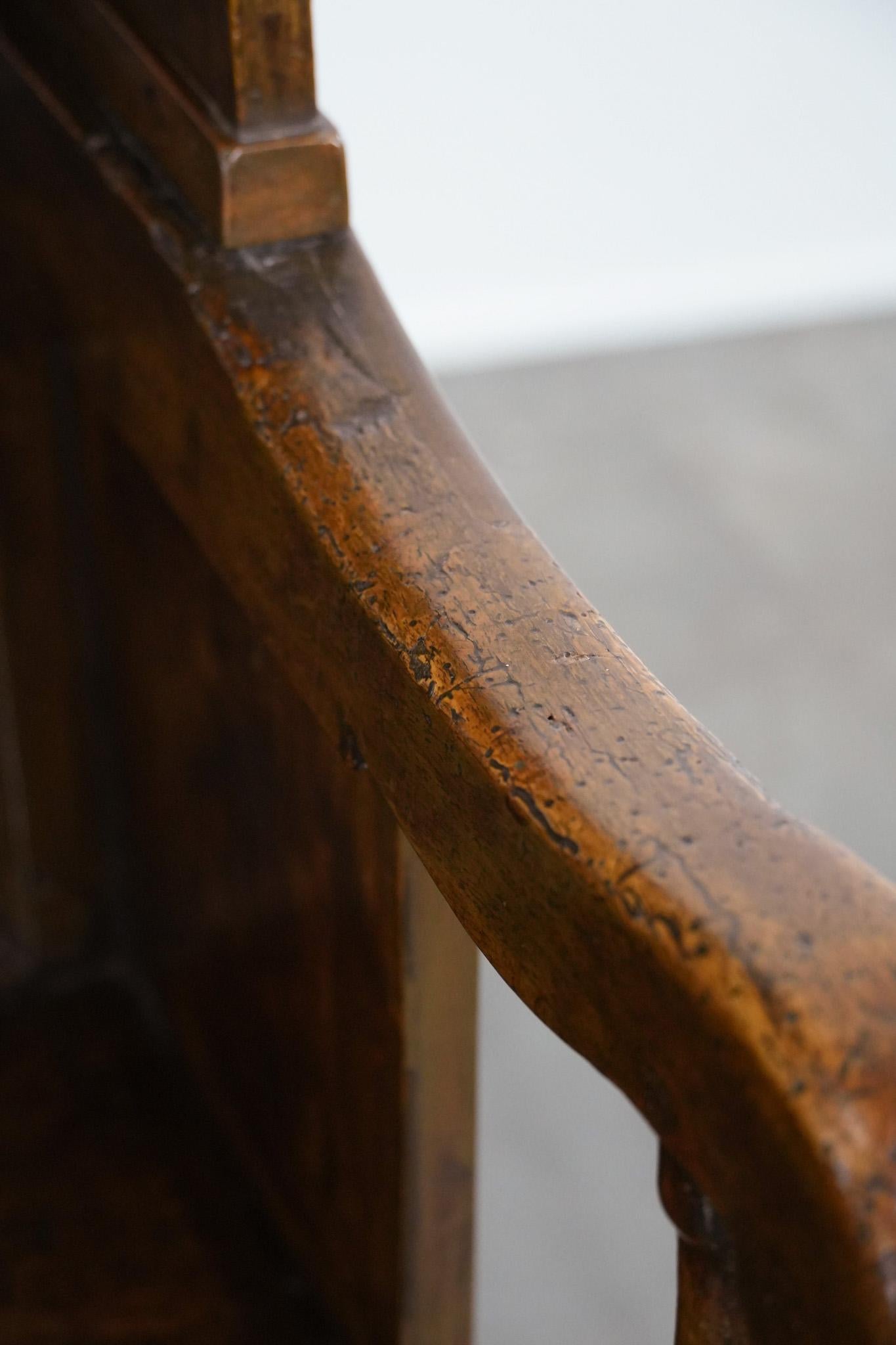 Ancienne chaise d'agneau anglaise à capuchon du 18e siècle avec forme de capuchon en vente 9