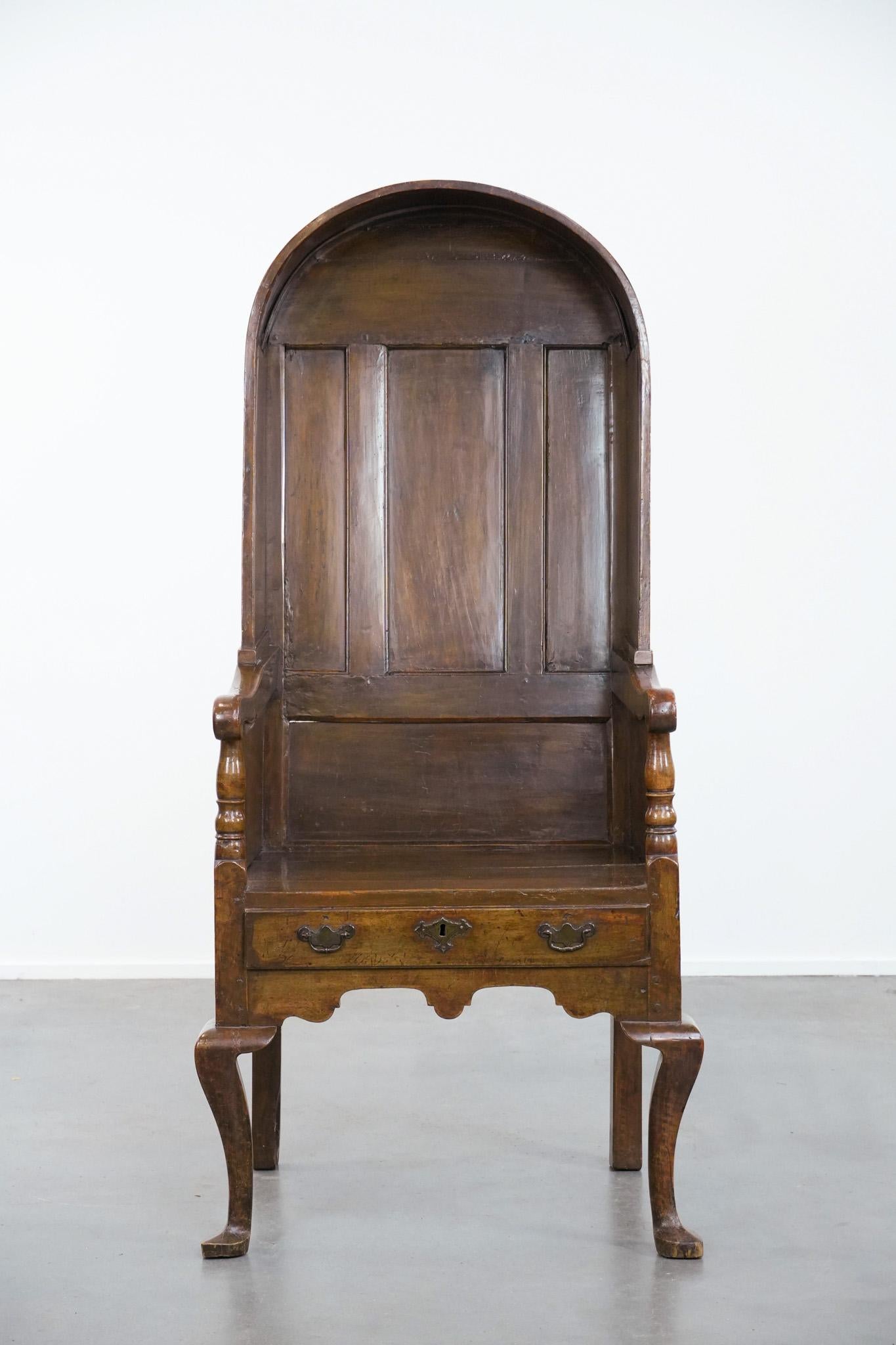 Un complément parfait pour l'amateur d'antiquités spéciales ! Cette chaise d'agneau anglaise originale du XVIIIe siècle en forme de capuchon peut facilement trouver sa place dans les intérieurs classiques et modernes. Il ajoute un peu plus de
