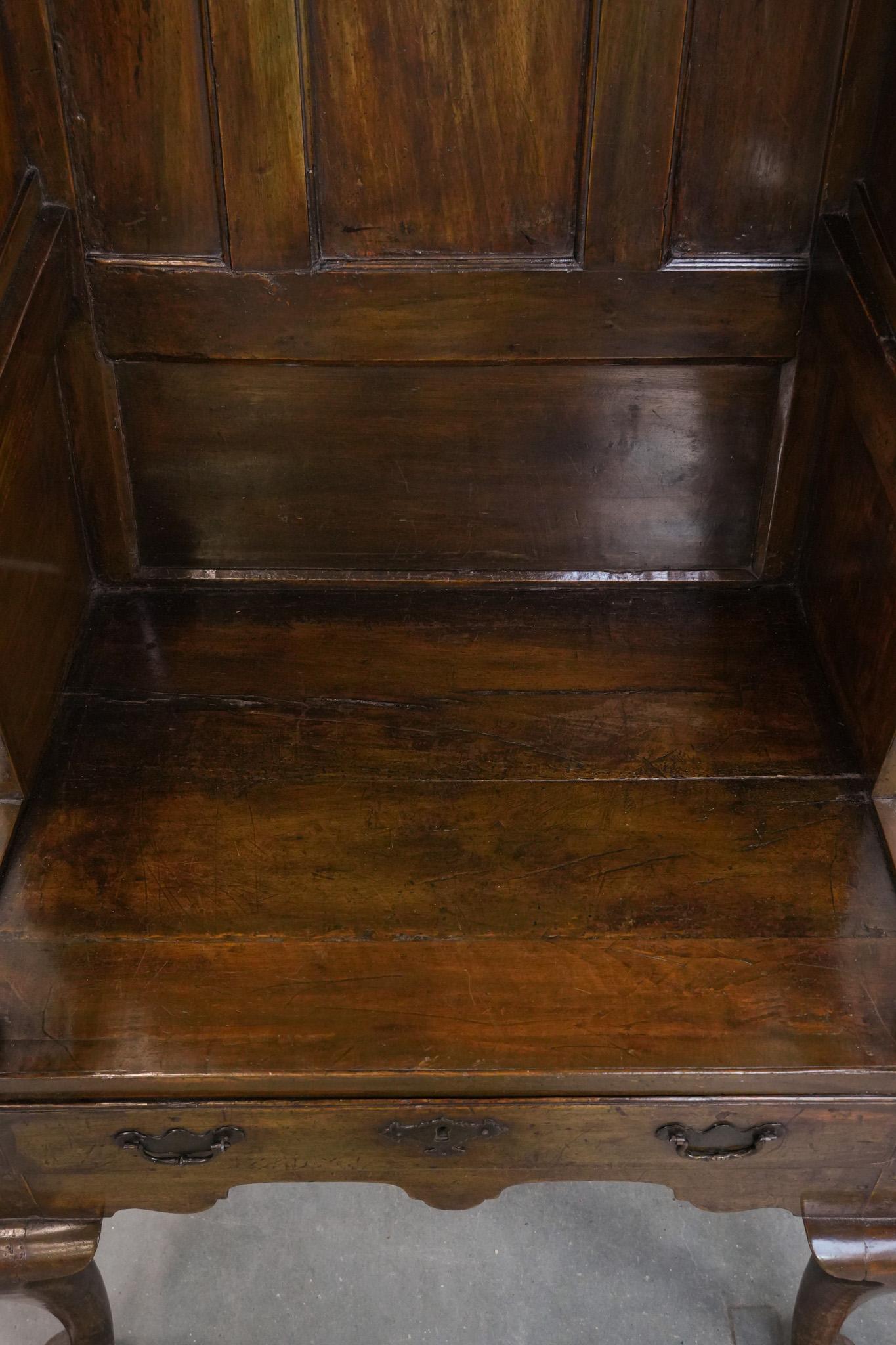 XVIIIe siècle et antérieur Ancienne chaise d'agneau anglaise à capuchon du 18e siècle avec forme de capuchon en vente